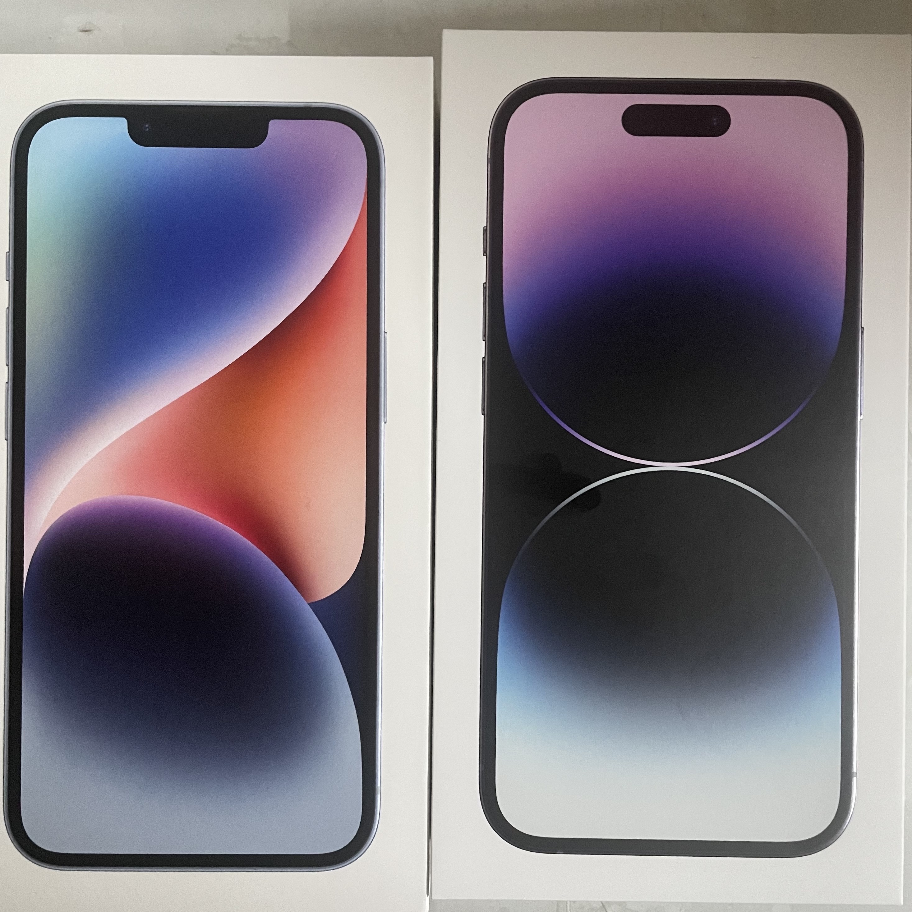 Apple iPhone 14 Pro 128GB Deep Purple (Korean Ver.), Apple iPhone 14 128GB Blue (Korean Ver.) 착용 스타일