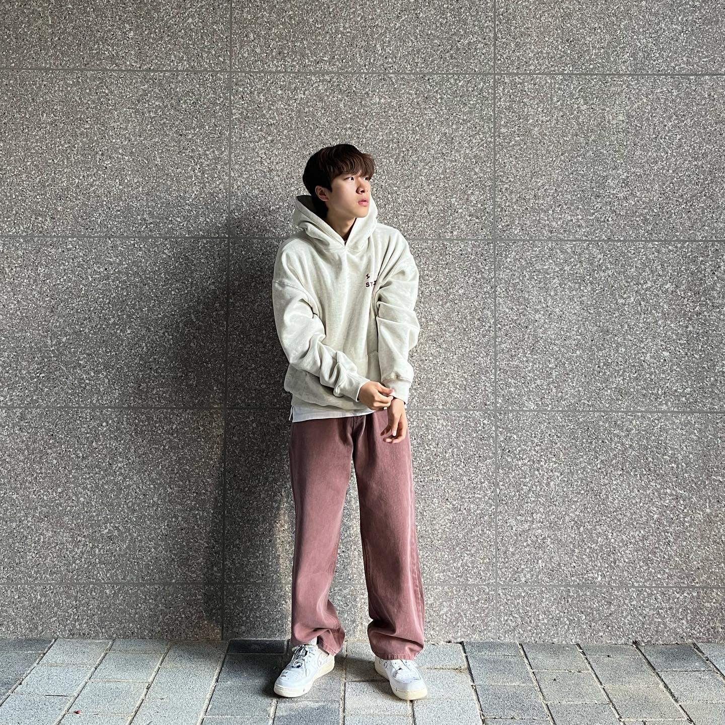 IAB Studio Hoodie Oatmeal Burgundy 착용 스타일 - 1