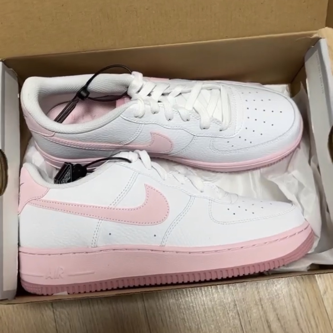 (GS) Nike Air Force 1 White Pink 착용 스타일 - 1