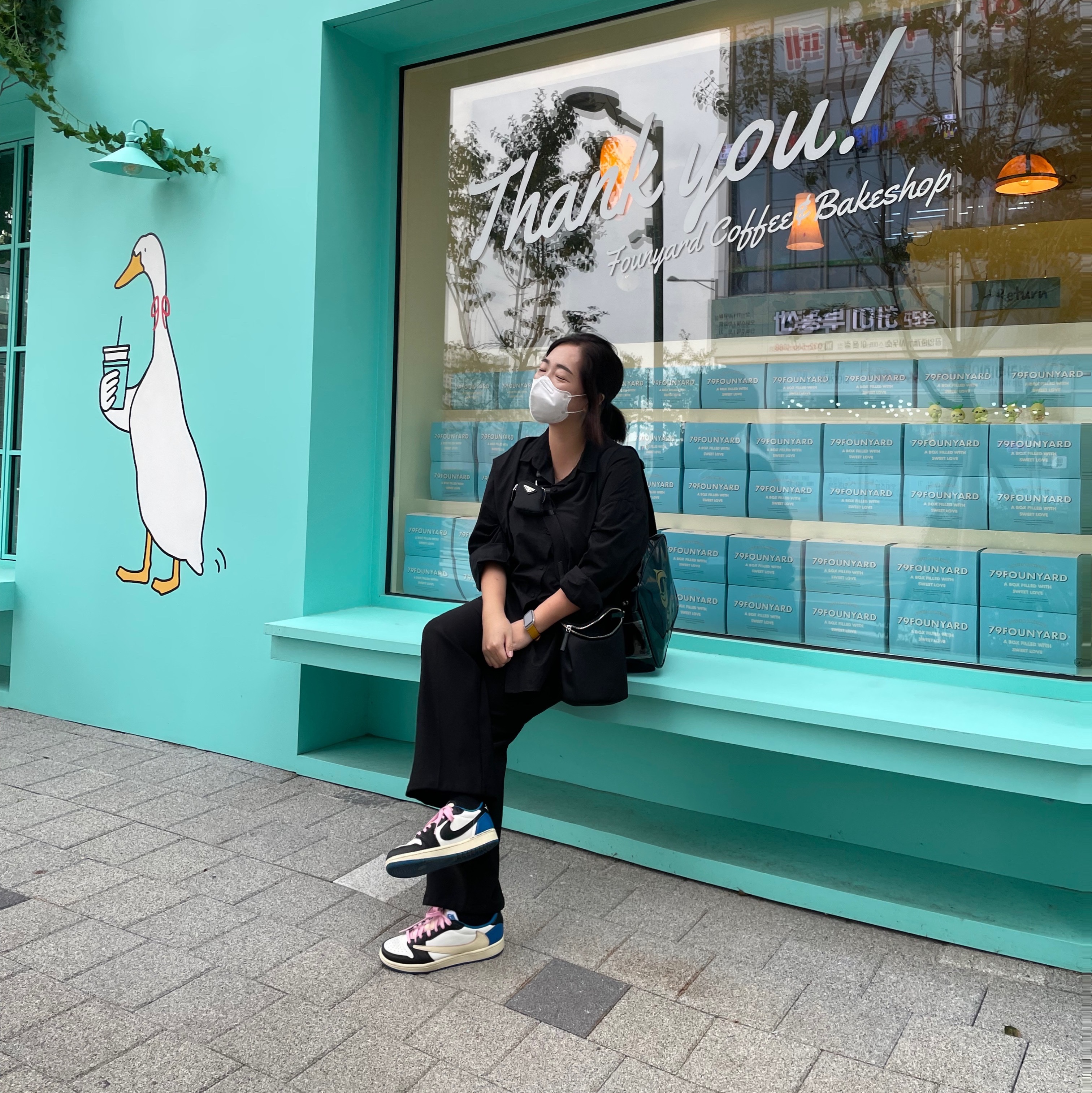 Jordan 1 x Travis Scott x Fragment Retro Low OG SP Military Blue, Prada Re-Nylon and Leather Shoulder Bag Black 착용 스타일 - 1