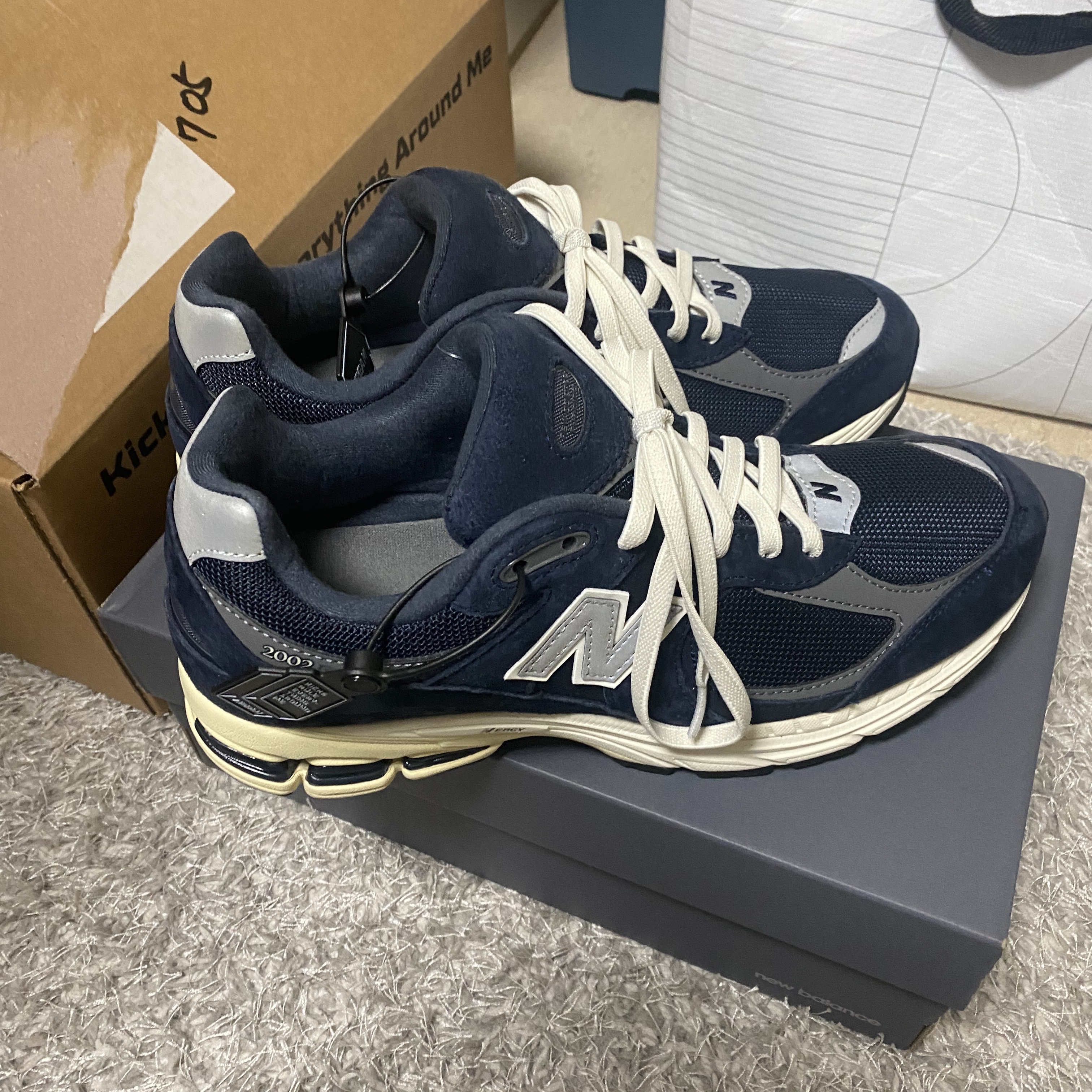 New Balance 2002R Eclipse Castlerock 착용 스타일