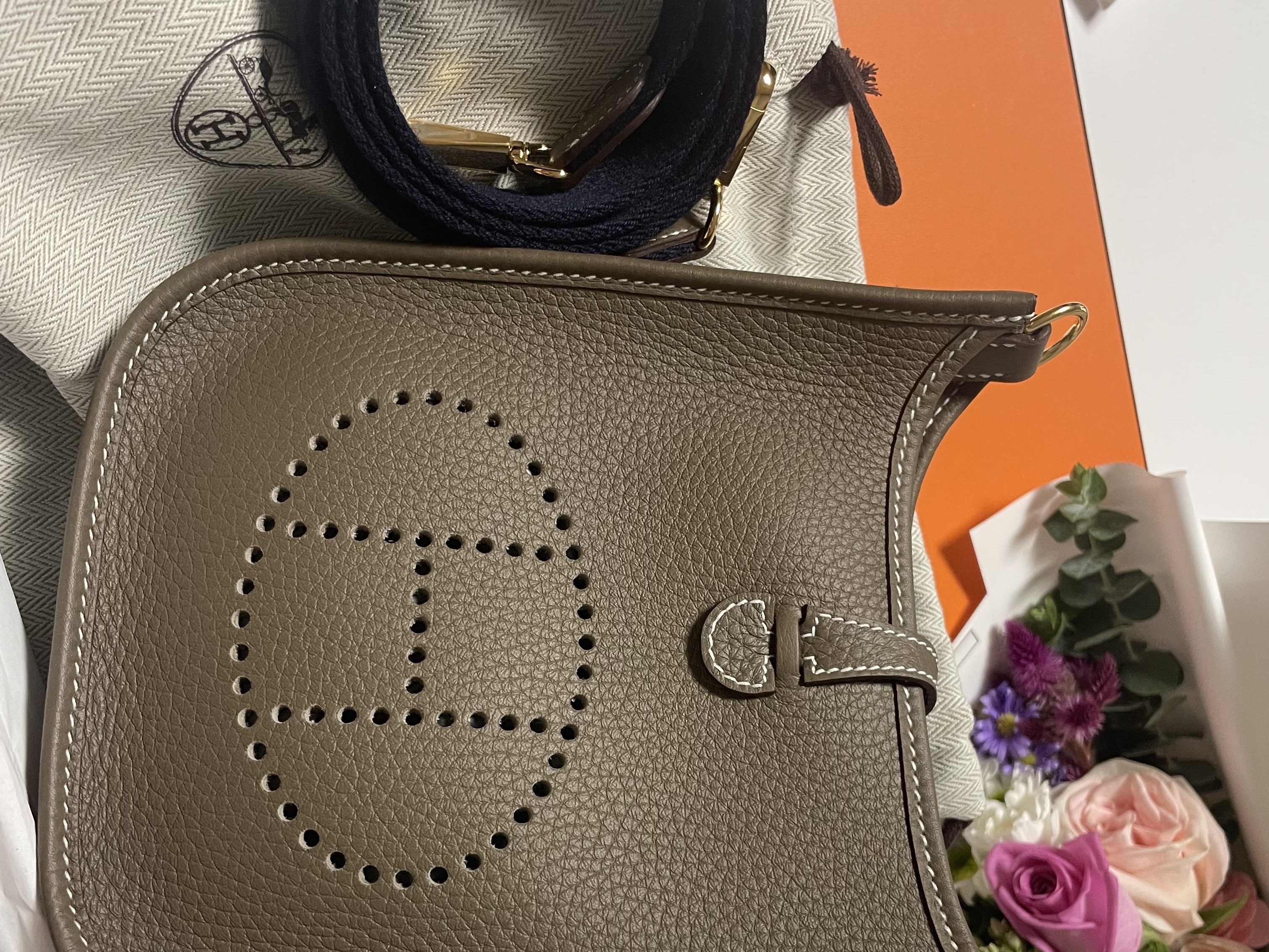 Hermes Evelyne 16 Amazone Bag Clemence & Gold Etoupe Bleu Indigo 착용 스타일