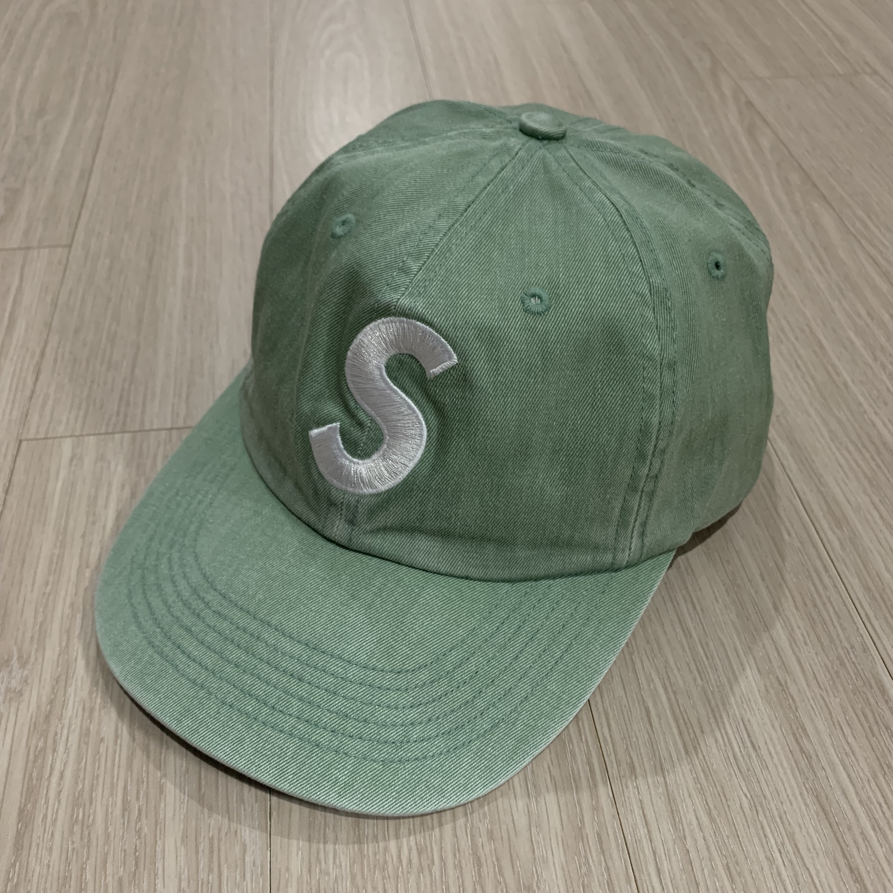 Supreme Pigment Print S Logo 6-Panel Light Sage - 22FW 착용 스타일 - 1