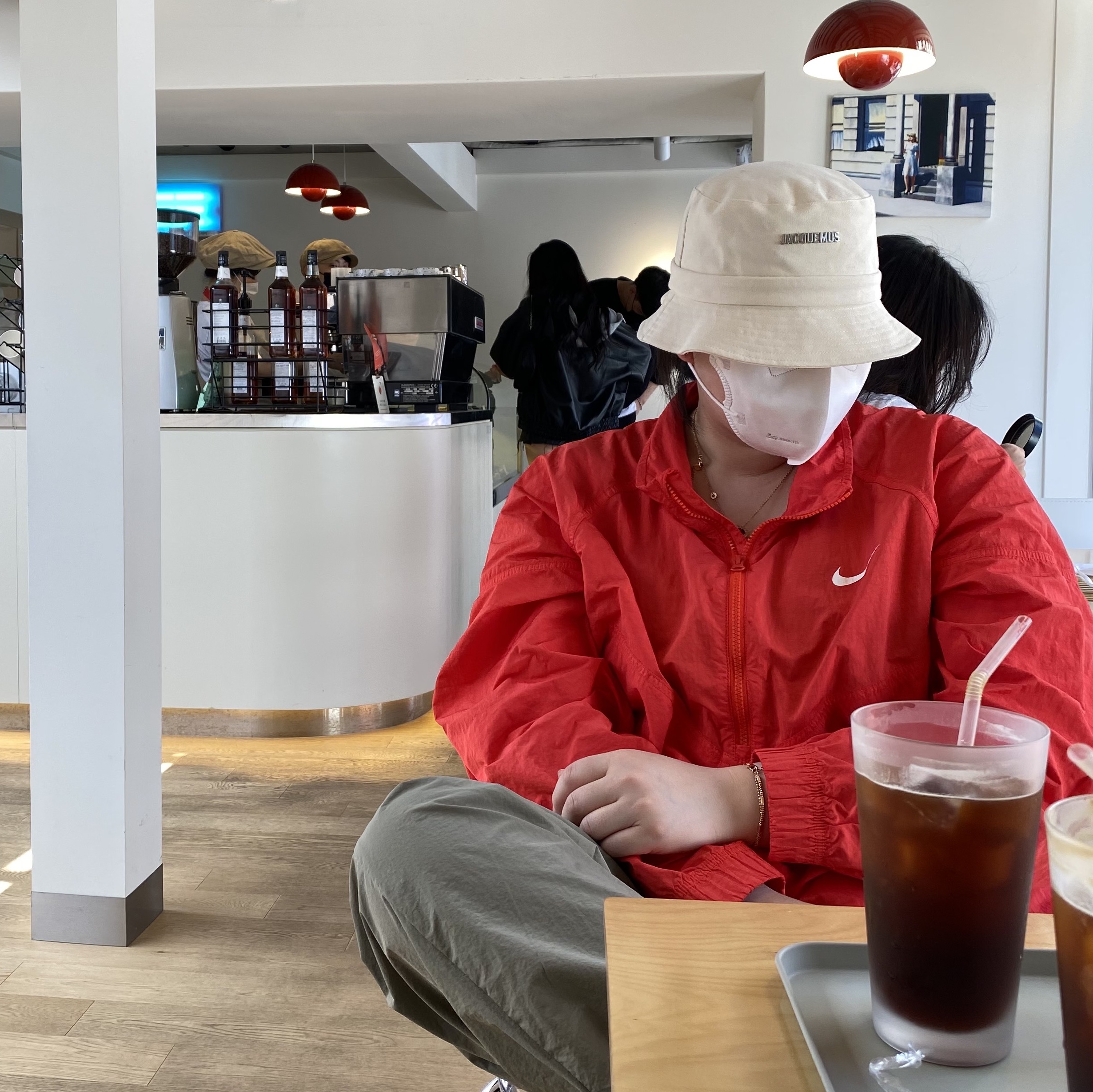 Jacquemus Le Bob Gadjo Bow Bucket Hat Off White, Nike x Stussy Windrunner Jacket Habanero Red 착용 스타일 - 3