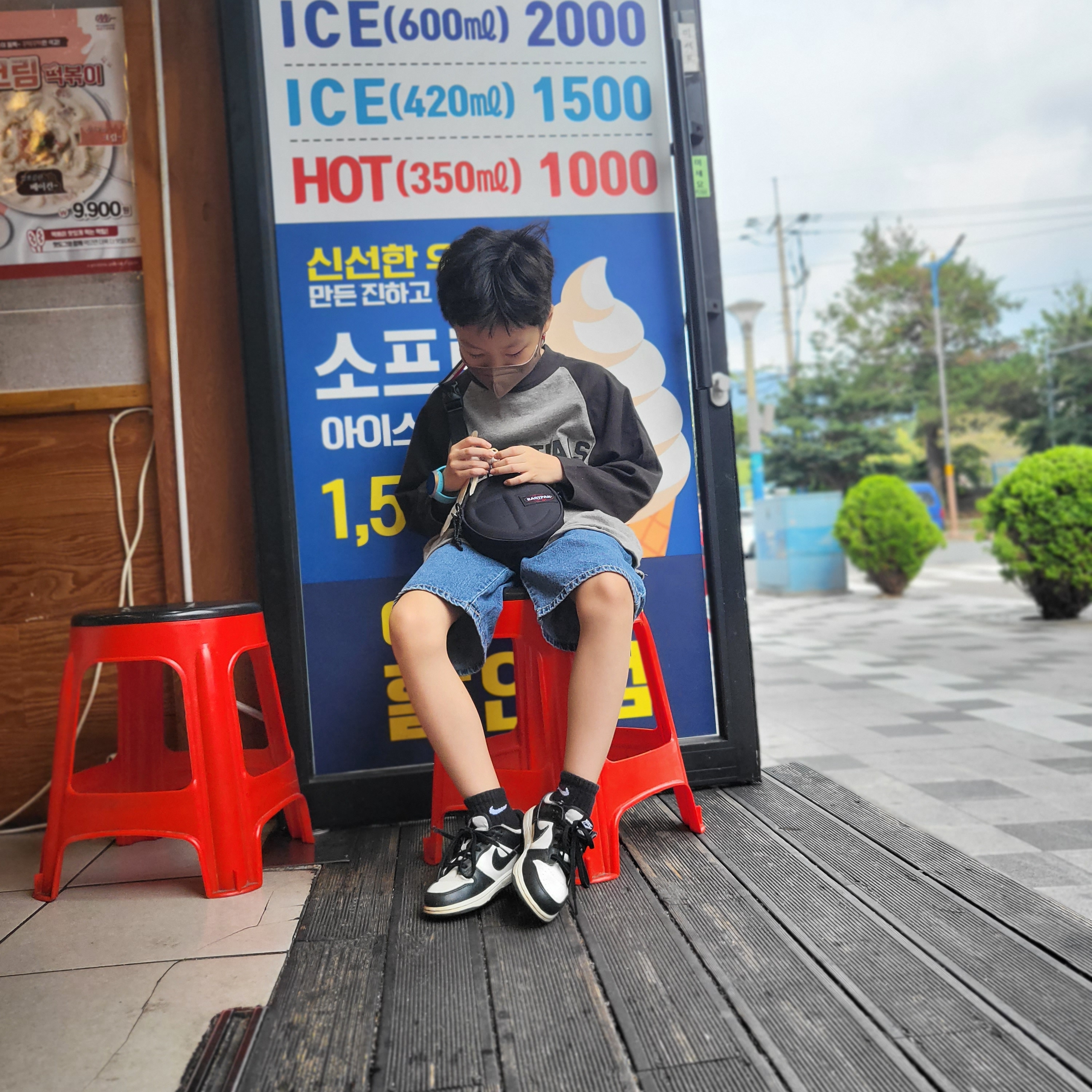 (GS) Nike Dunk Low Black, Telfar x Eastpak Circle Bag Black 착용 스타일 - 1