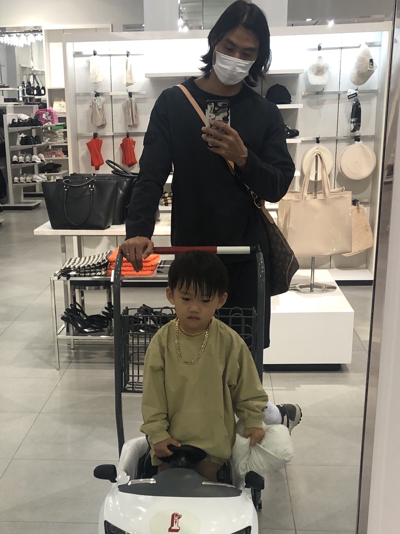 Stone Island Shadow Project 505A3 Lambswool Crewneck Knit Navy Ink Blue - 21SS, Stone Island 64651 Fleece Bermuda Shorts Navy Blue - 22SS 착용 스타일 - 1