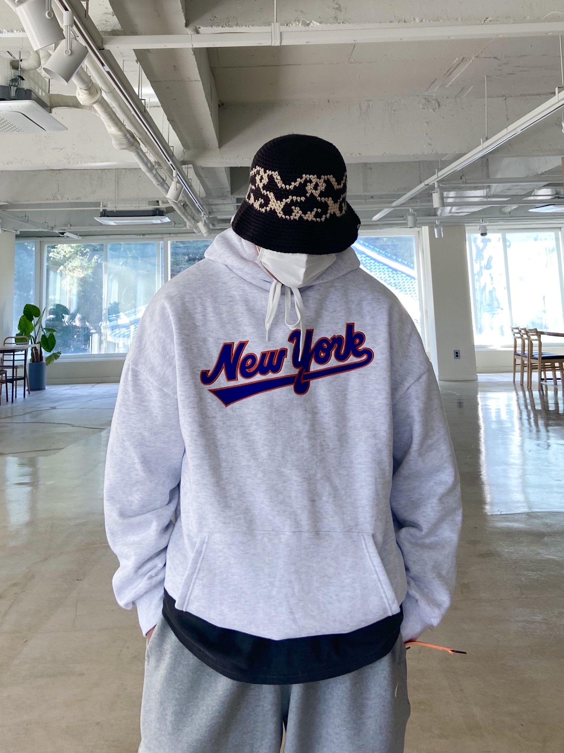 Stussy SS Knit Bucket Hat Black, Nike NRG Solo Swoosh Fleece Pants Dark Grey Heather - Asia 착용 스타일 - 2