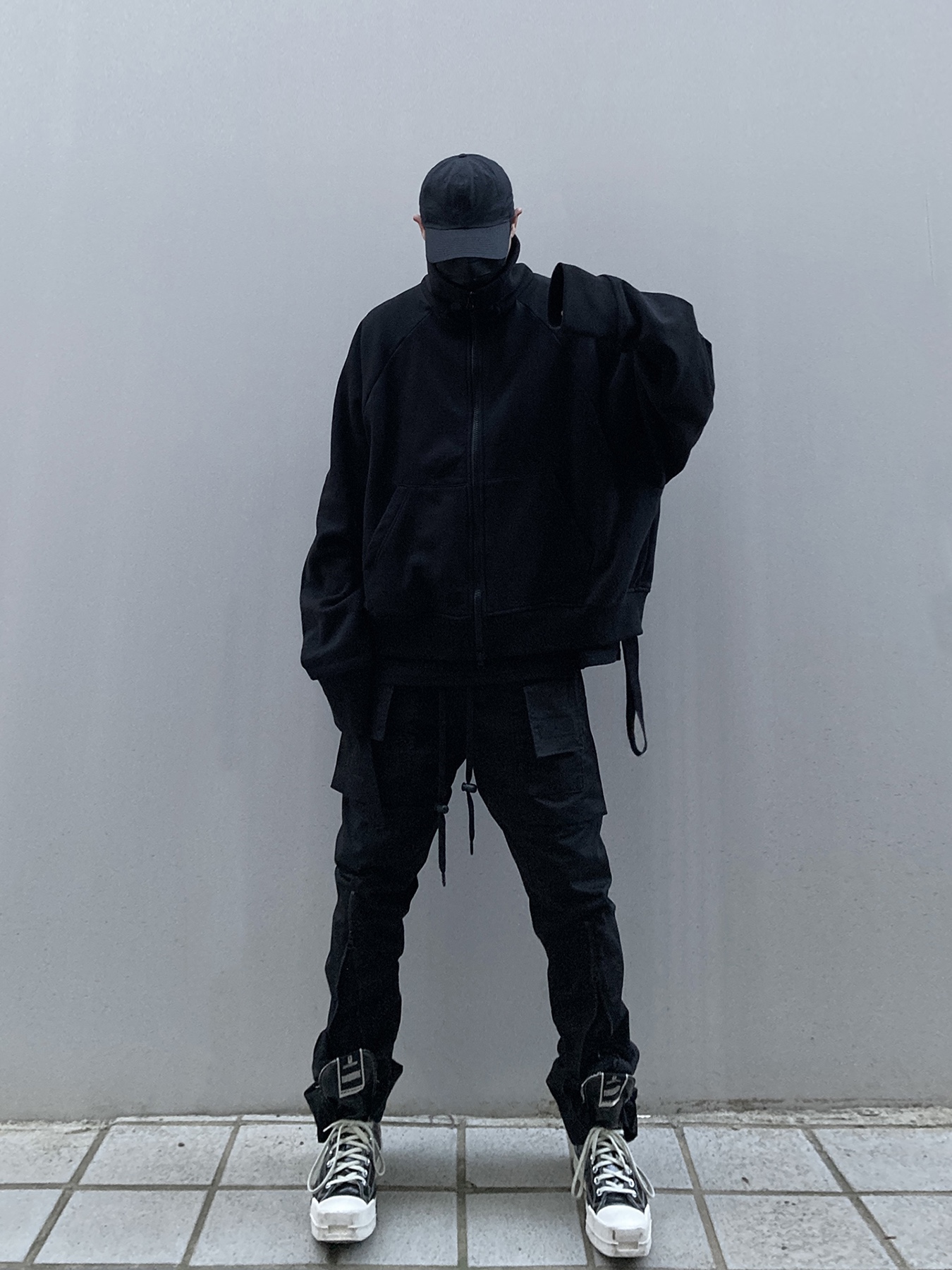 Converse x Drkshdw Turbodrk Chuck 70 Hi Black Lacquered Denim 착용 스타일 - 1