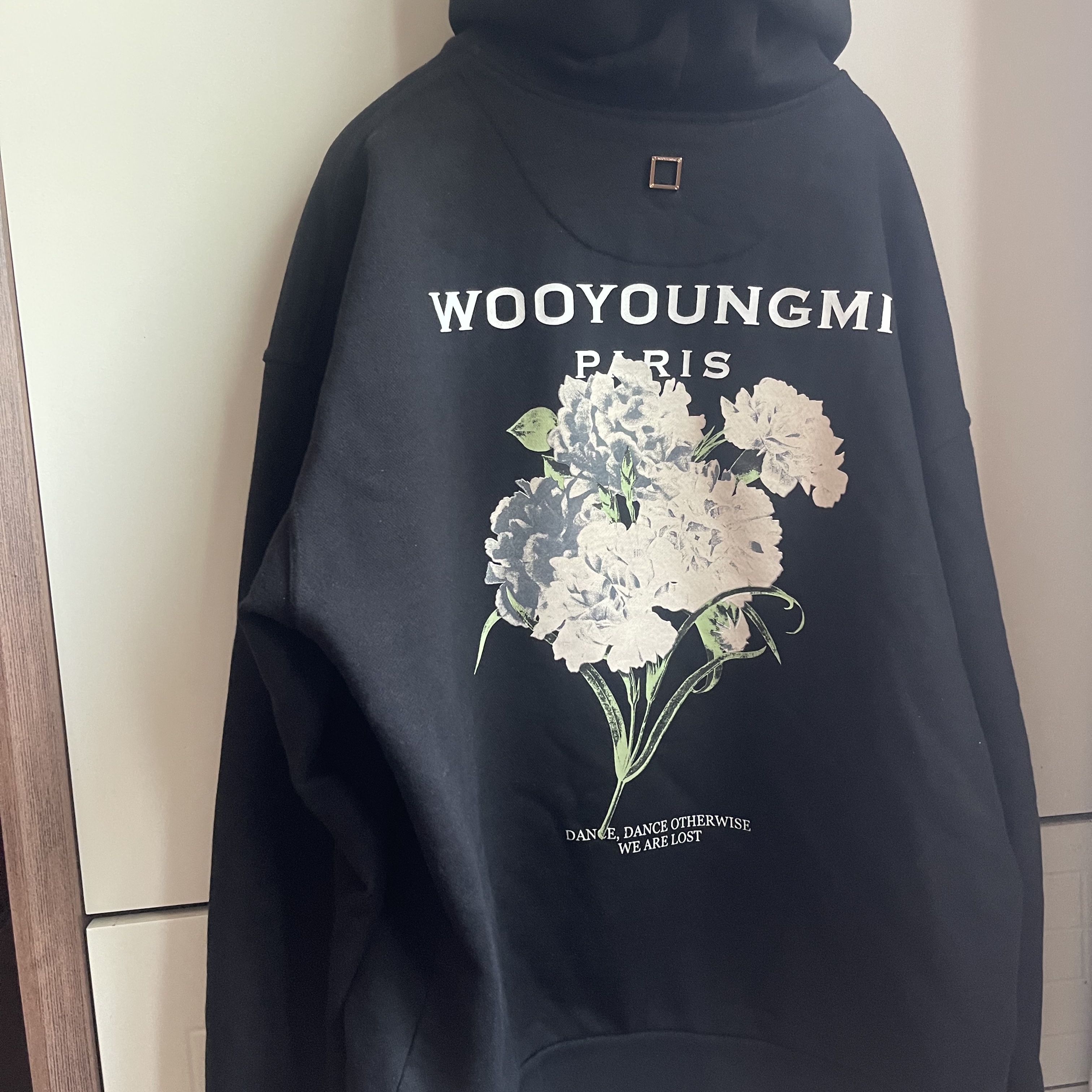 Wooyoungmi Flower Print Back Logo Hoodie Black - 21SS 착용 스타일 - 3
