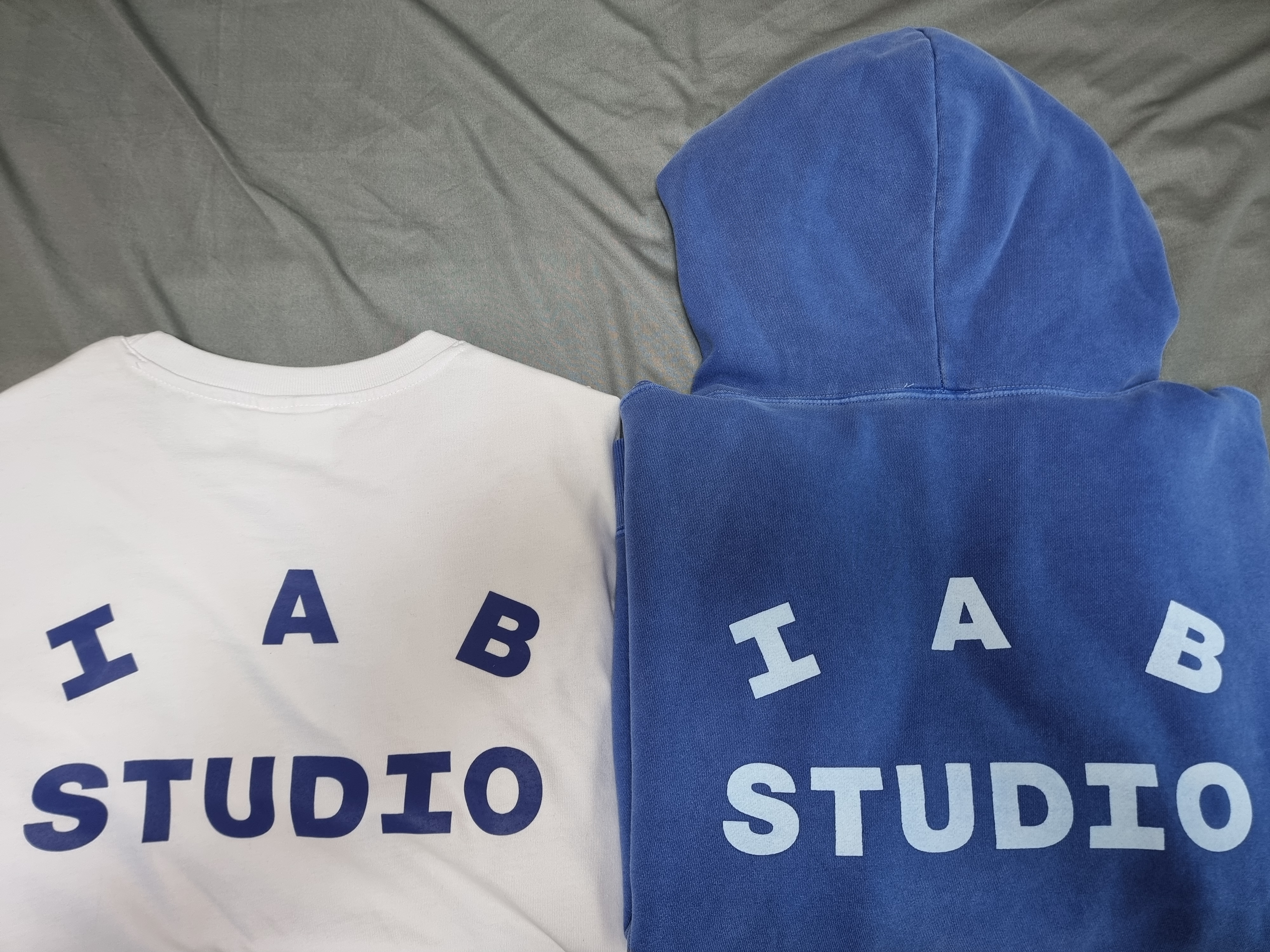 IAB Studio Pigment Hoodie Royal Blue - 22FW, IAB Studio T-Shirt White Navy - 22FW 착용 스타일