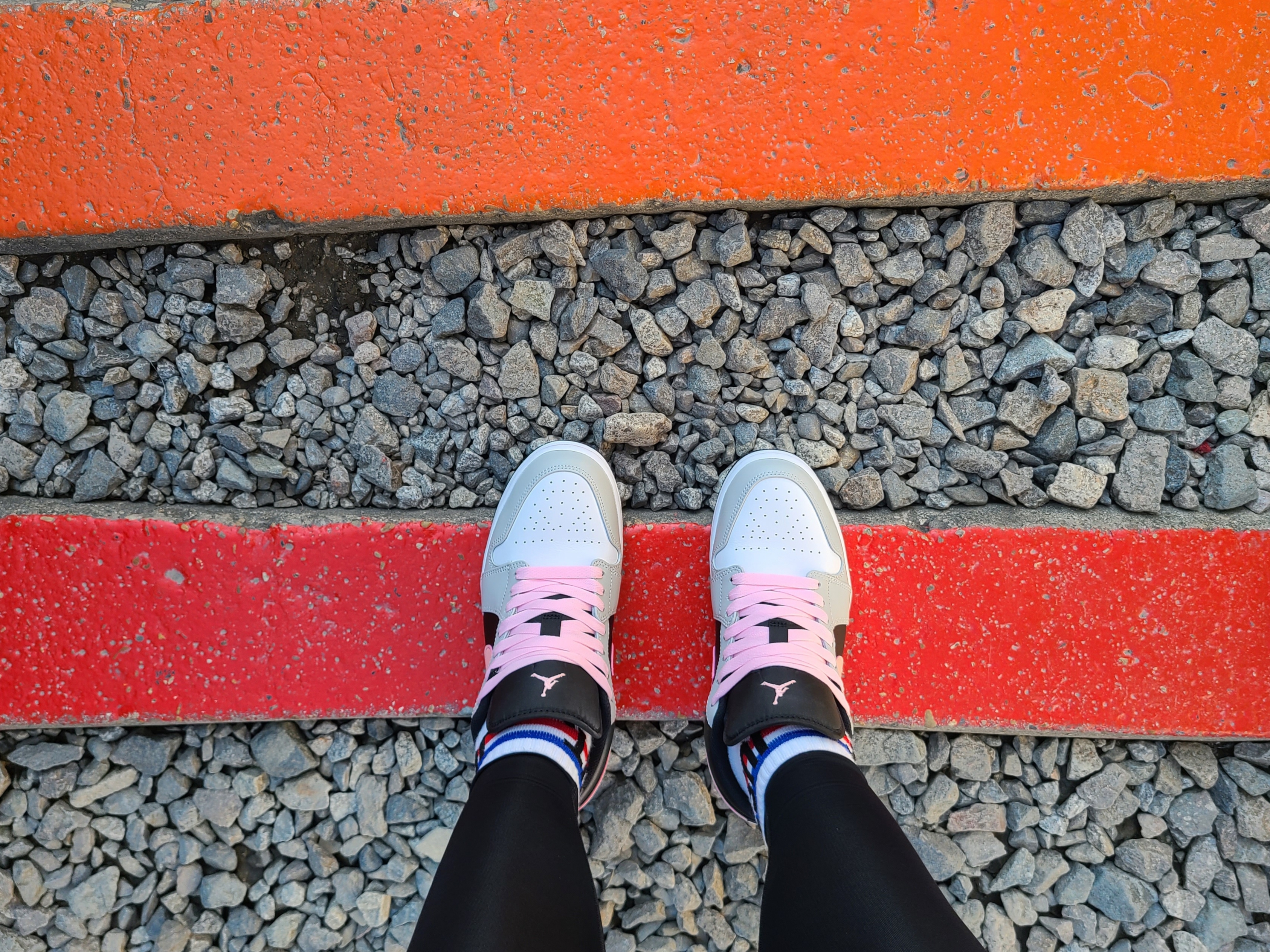 Jordan 1 Low Grey Fog Black Bleached Coral 착용 스타일 - 1