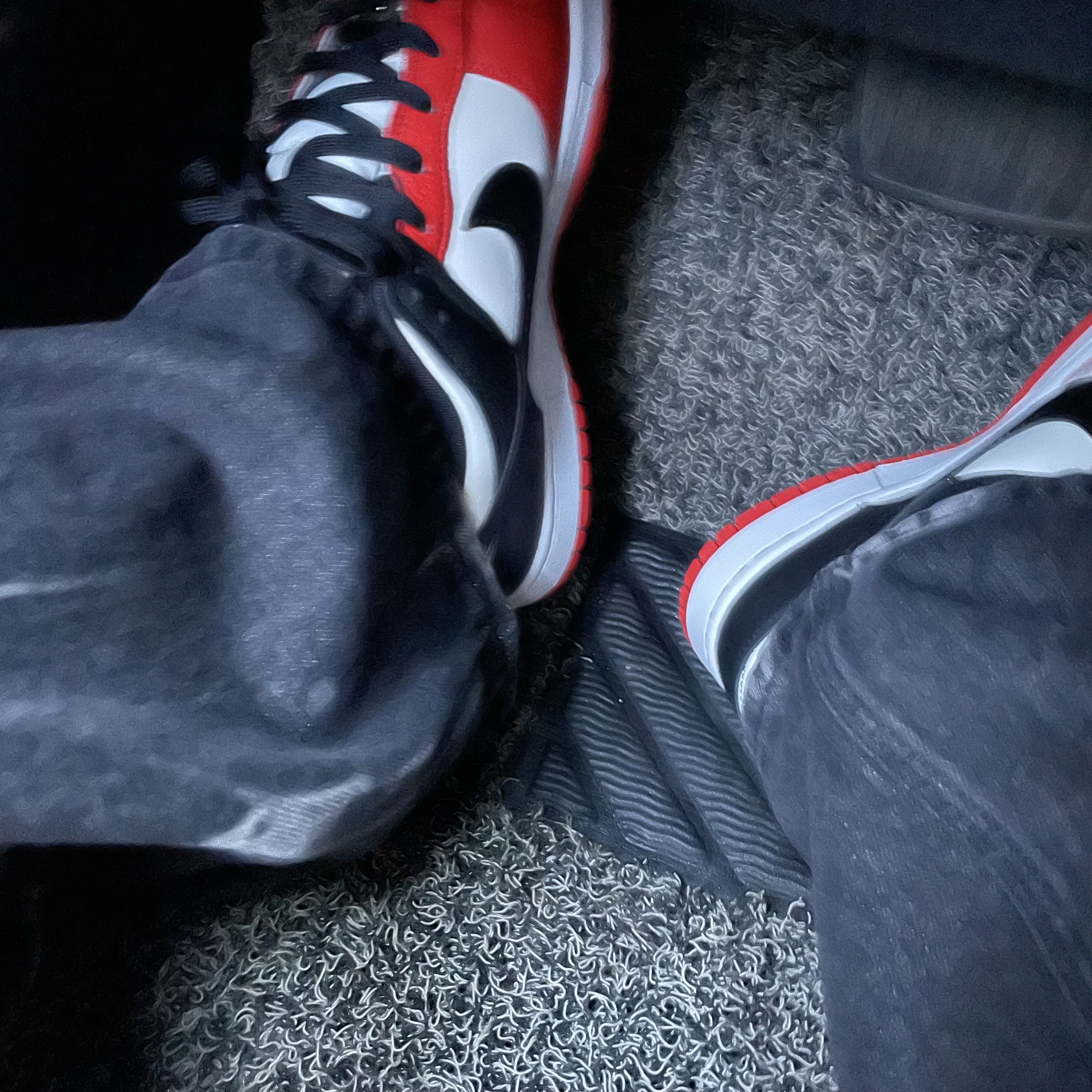 Nike x NBA Dunk Low Retro EMB Black and Chile Red 착용 스타일 - 1