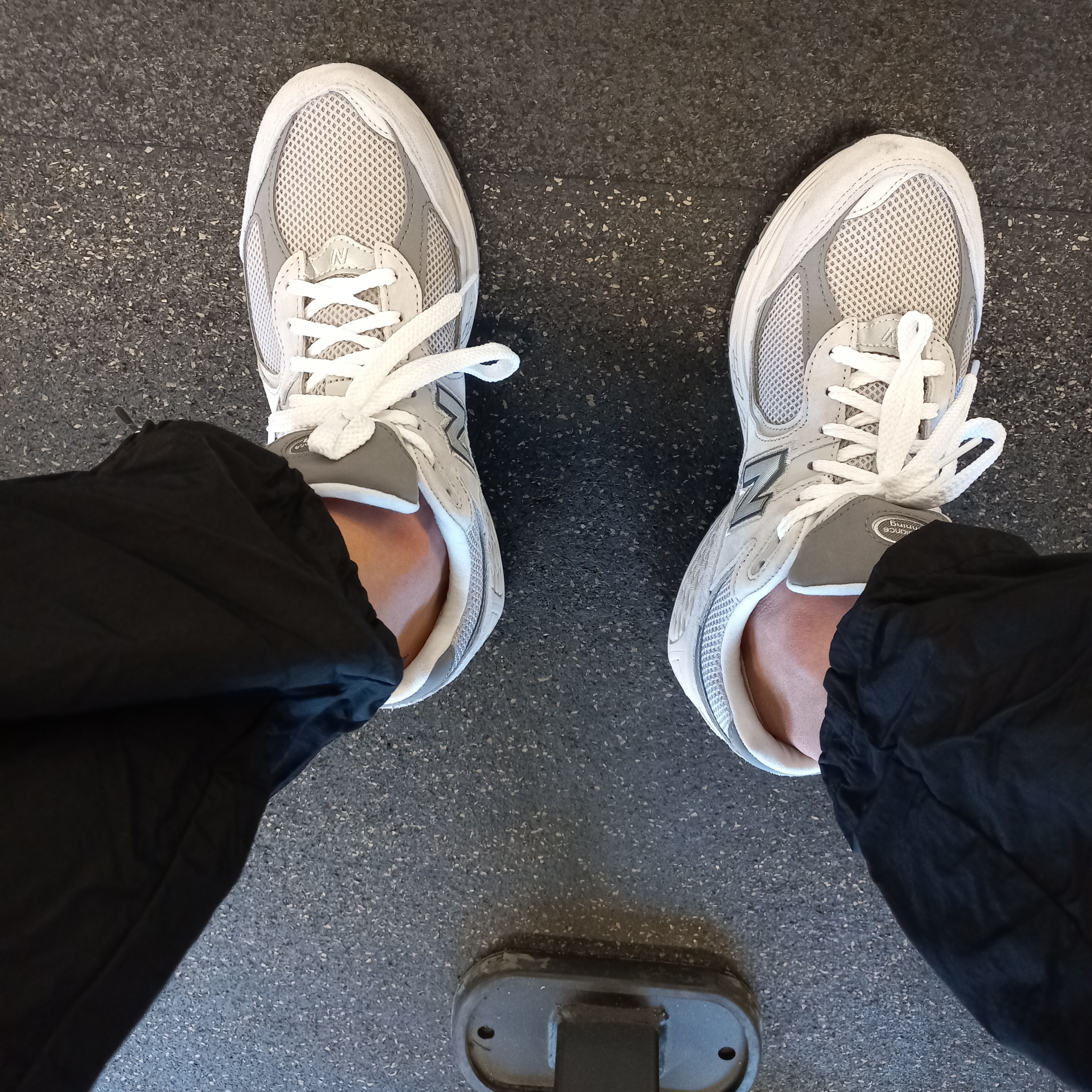 New Balance 2002R T2 Gray 착용 스타일