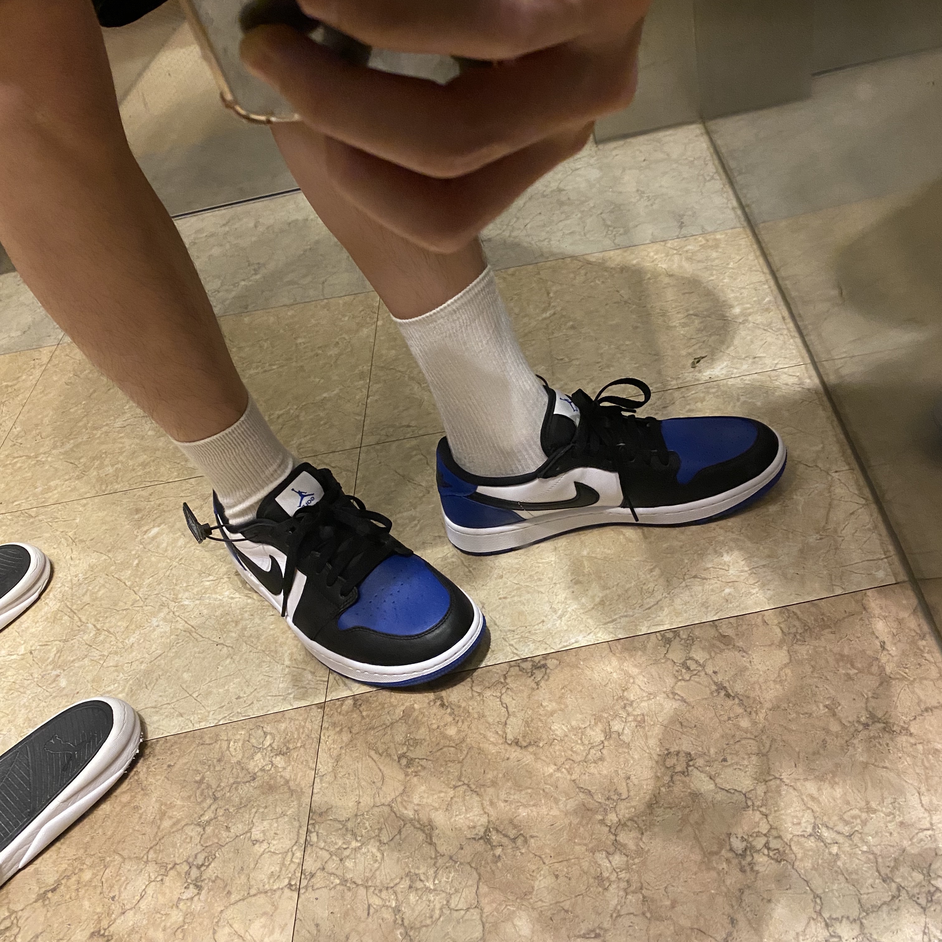 Jordan 1 Retro Low OG Black and Dark Powder Blue, Jordan 1 Low Golf Sport Royal 착용 스타일 - 4