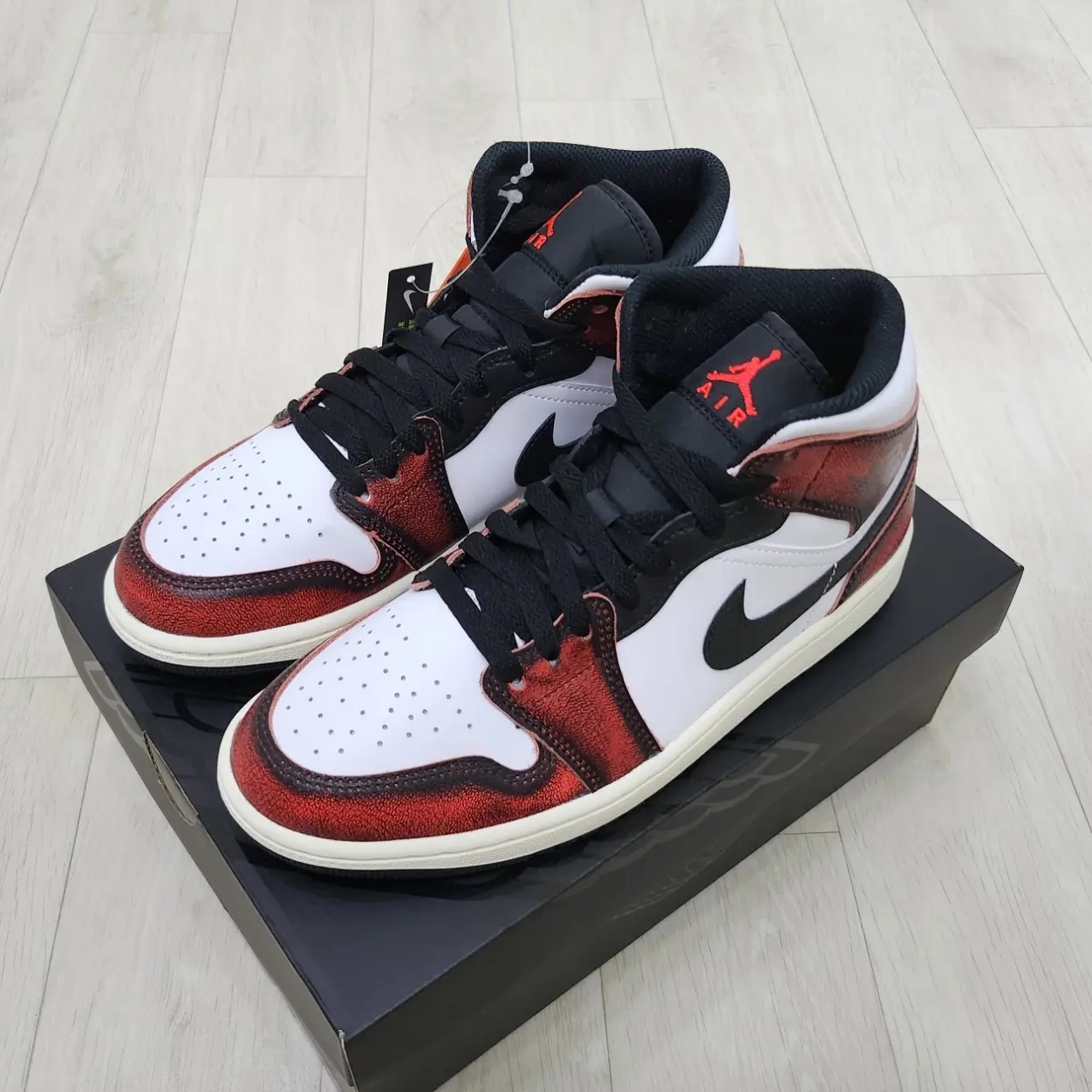 Jordan 1 Mid SE Infrared 23 착용 스타일 - 2