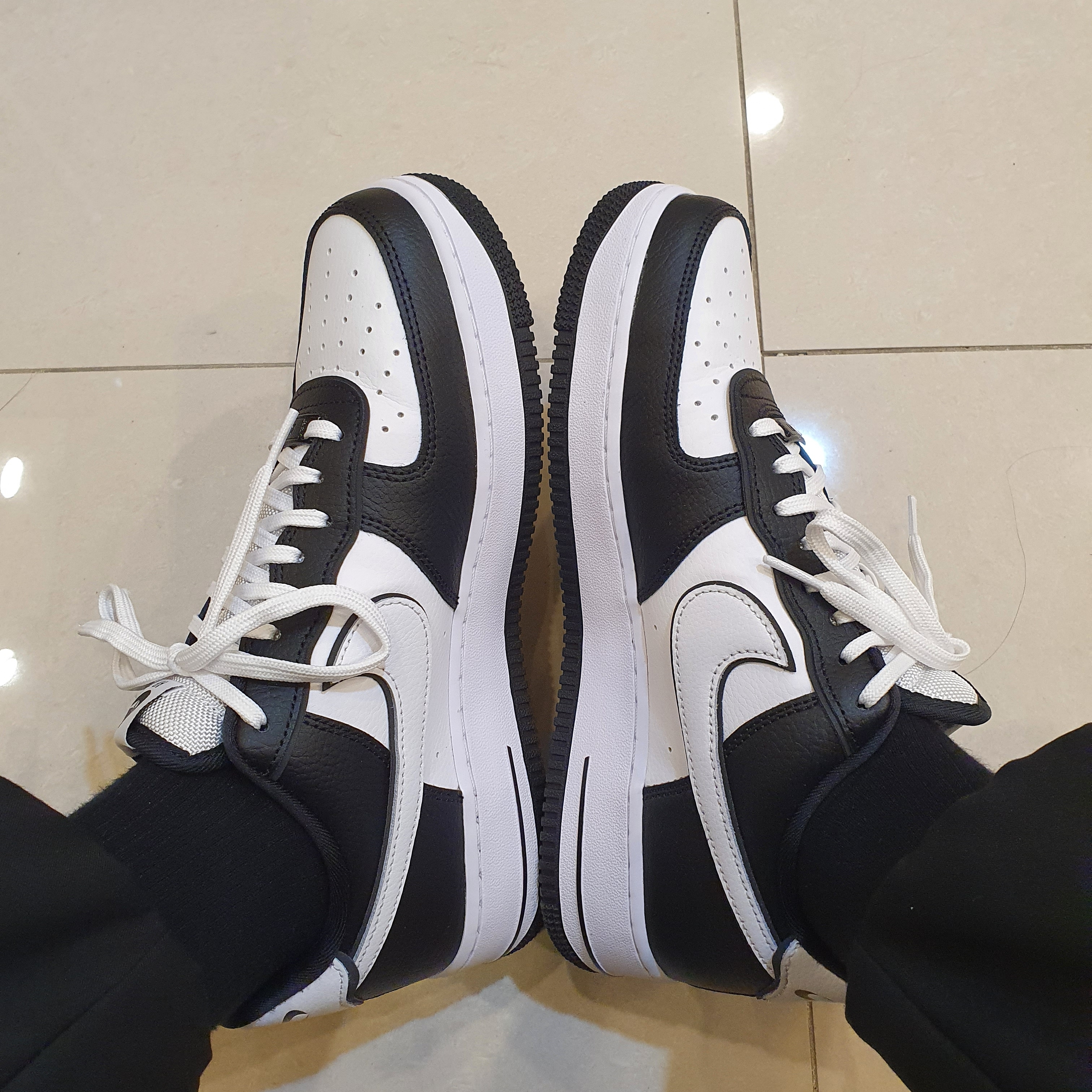 Nike Air Force 1 '07 LV8 White Black 착용 스타일 - 1
