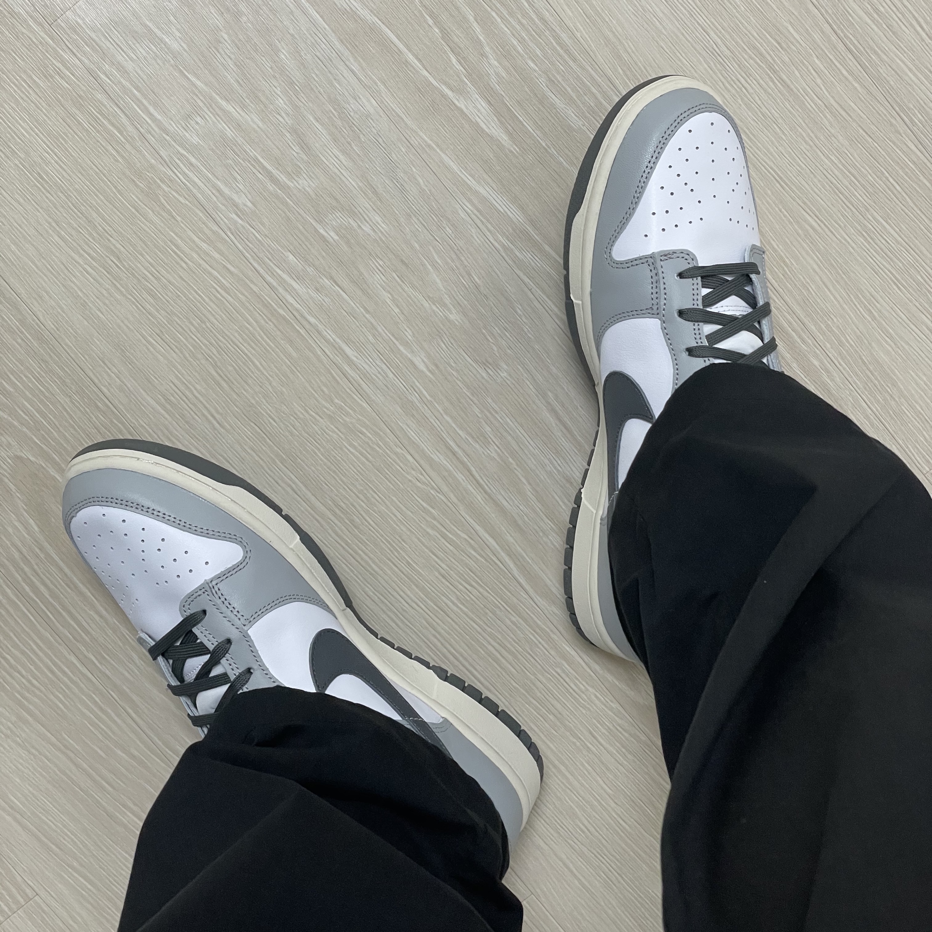 (W) Nike Dunk Low Light Smoke Grey 착용 스타일 - 1
