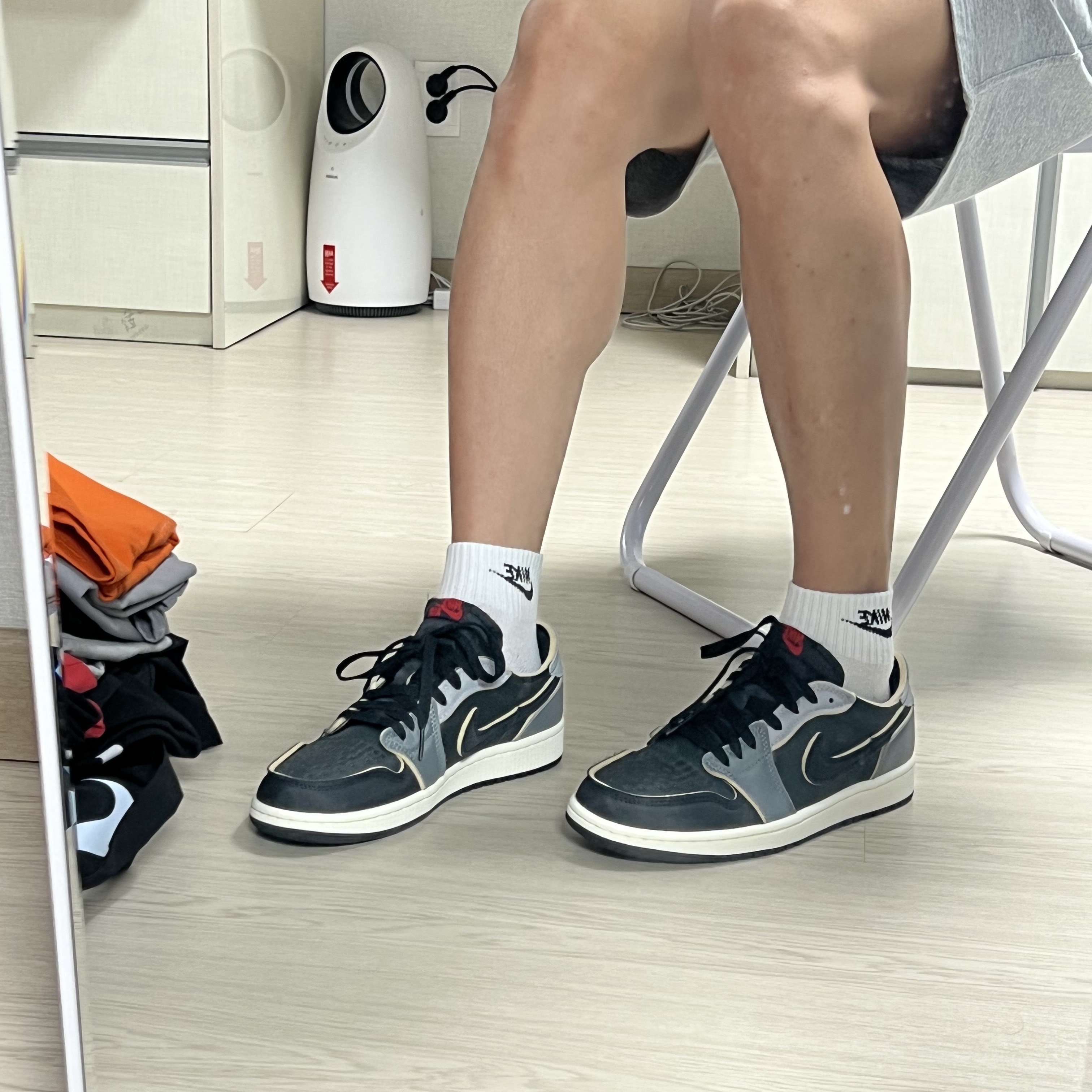 Jordan 1 Retro Low OG EX Black and Smoke Grey 착용 스타일 - 1