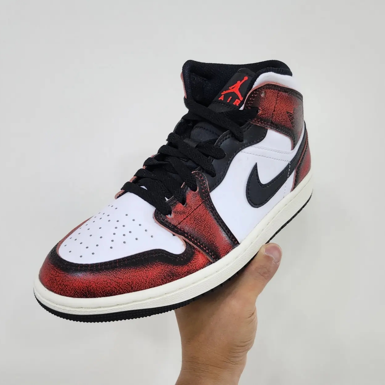 Jordan 1 Mid SE Infrared 23 착용 스타일 - 1