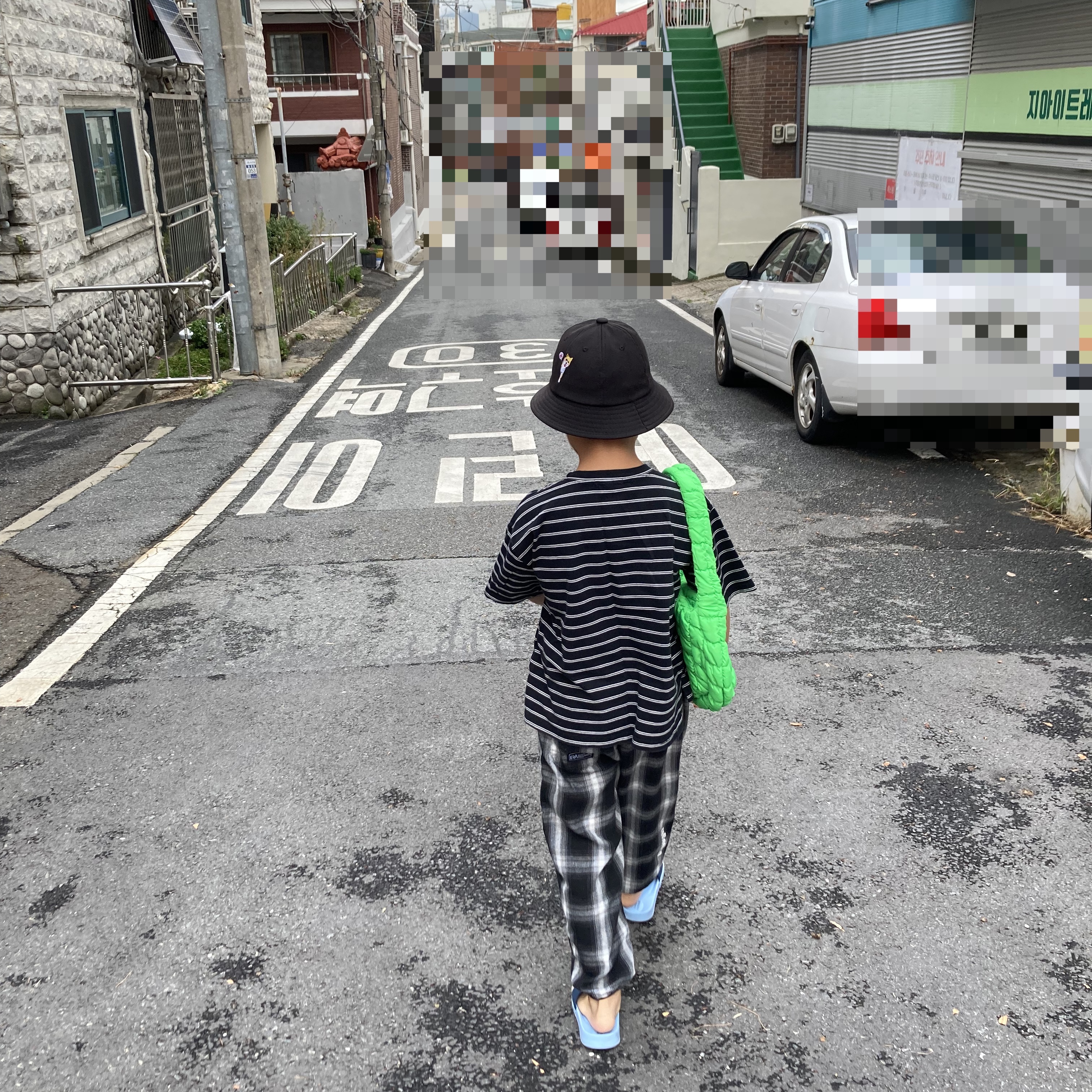 COS Quilted Mini Bag Bright Green 착용 스타일 - 2