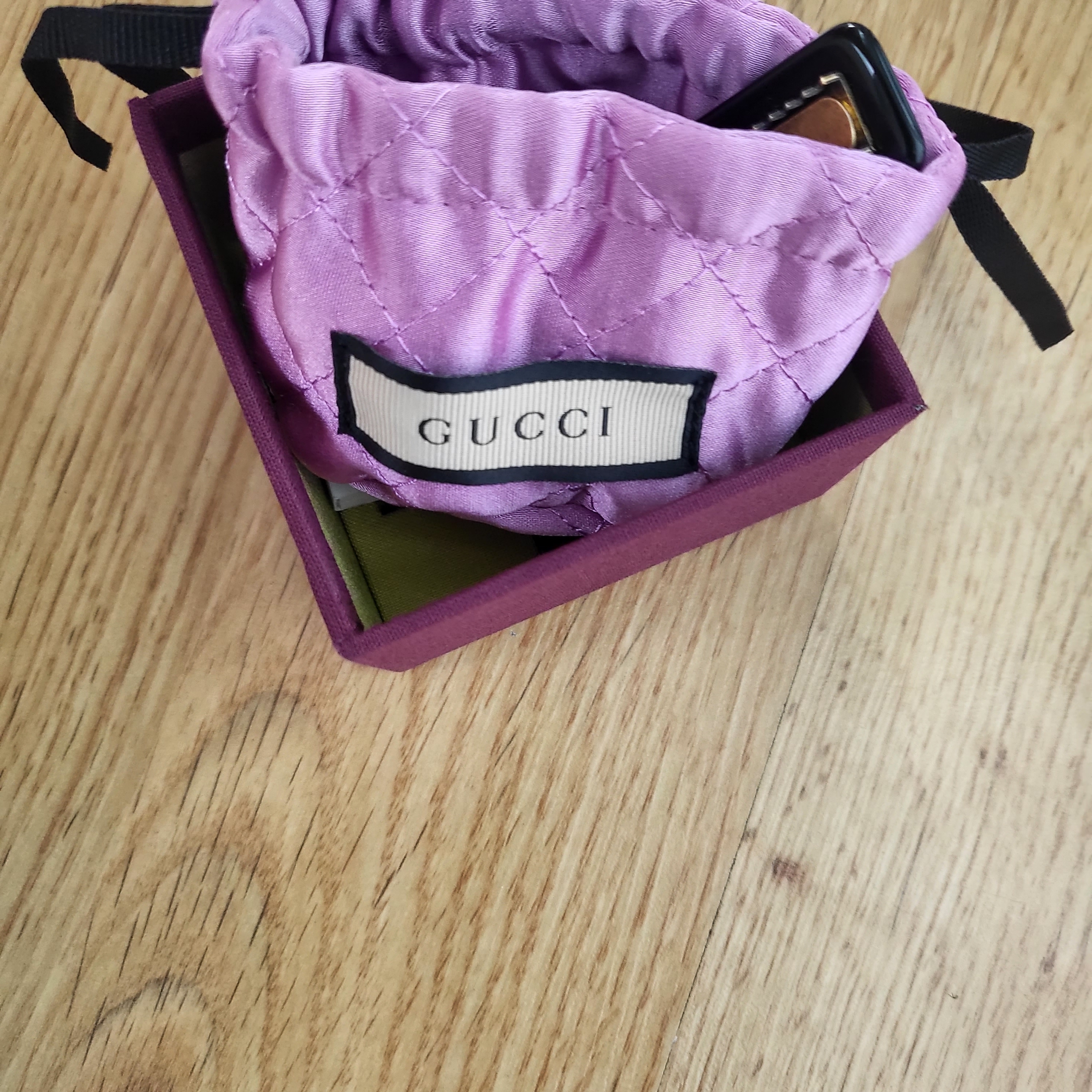 (W) Gucci Crystal Single Hair Clip Black Resin 착용 스타일