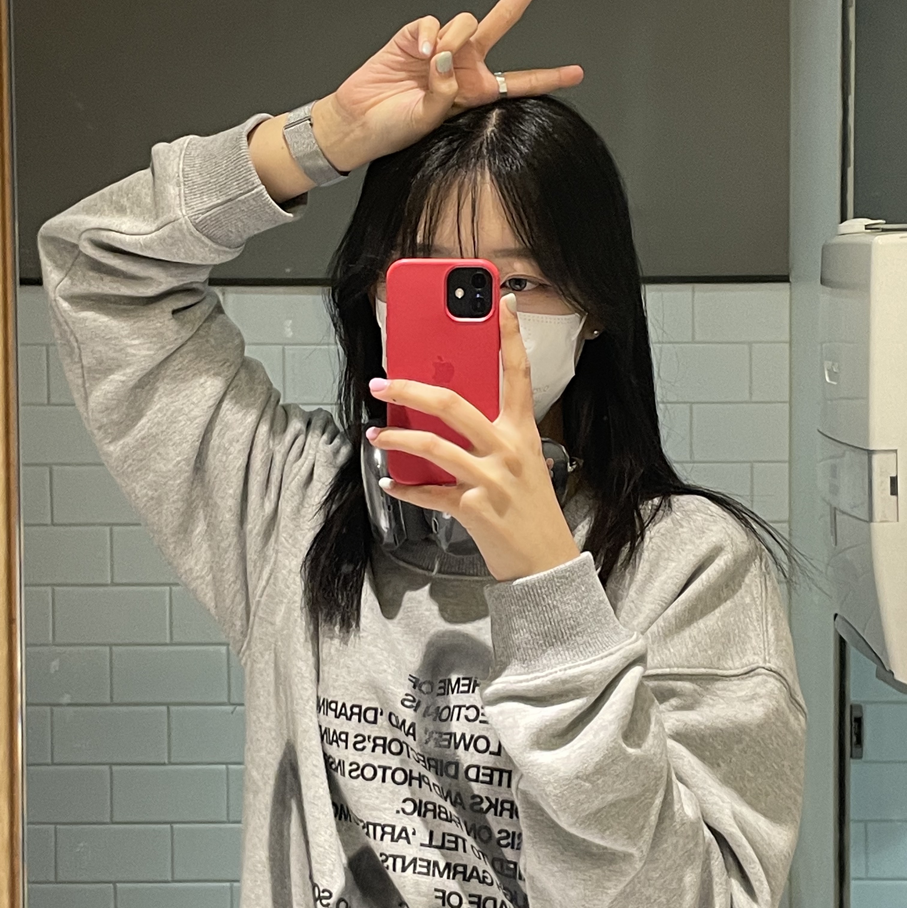 [KREAM 단독] The Museum Visitor Heart Sprayed Sweatshirt Grey - 22PF 착용 스타일 - 1