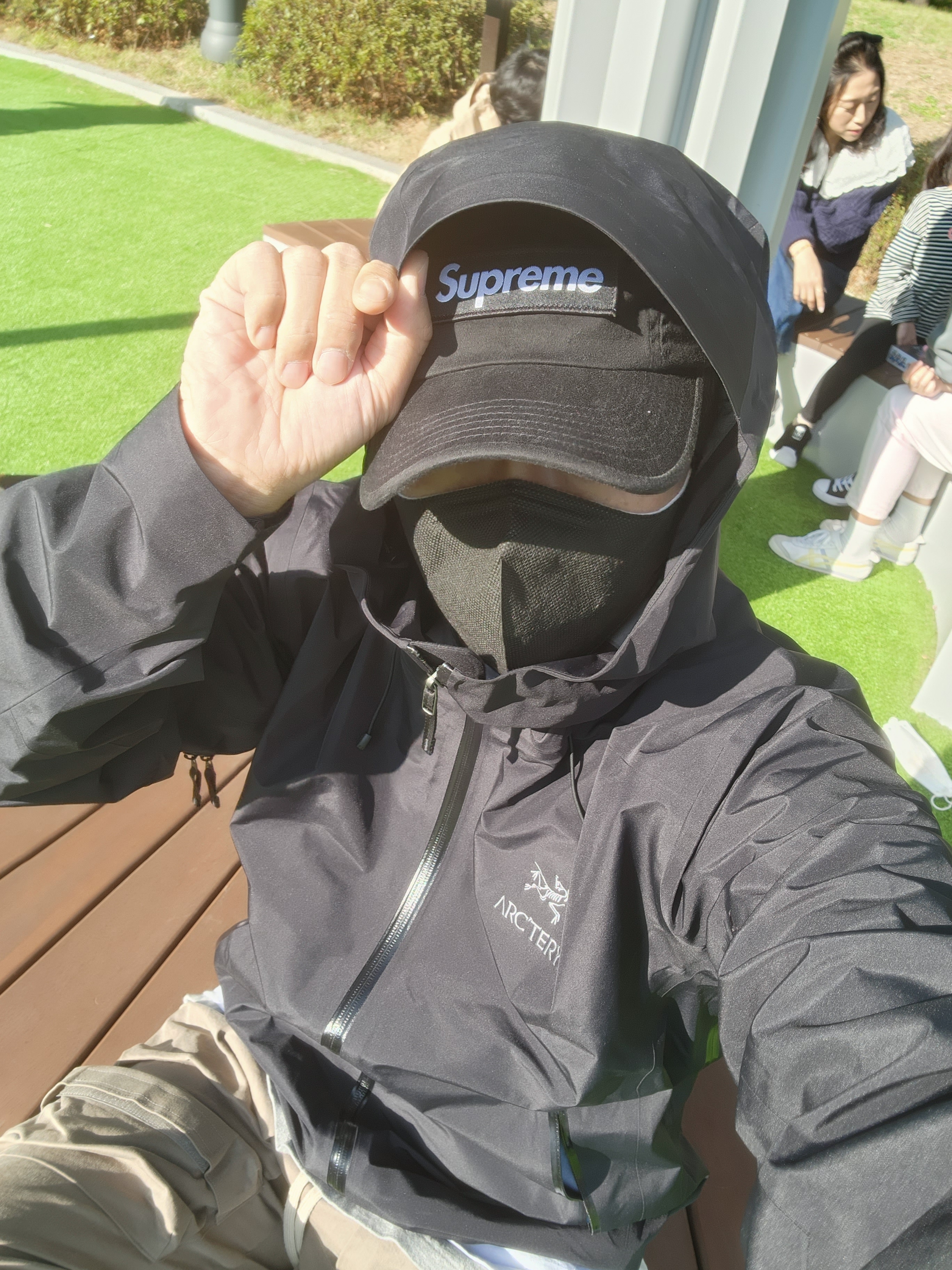 Supreme Military Camp Cap Black - 21FW, Arc'teryx Beta LT Jacket Black 착용 스타일 - 1