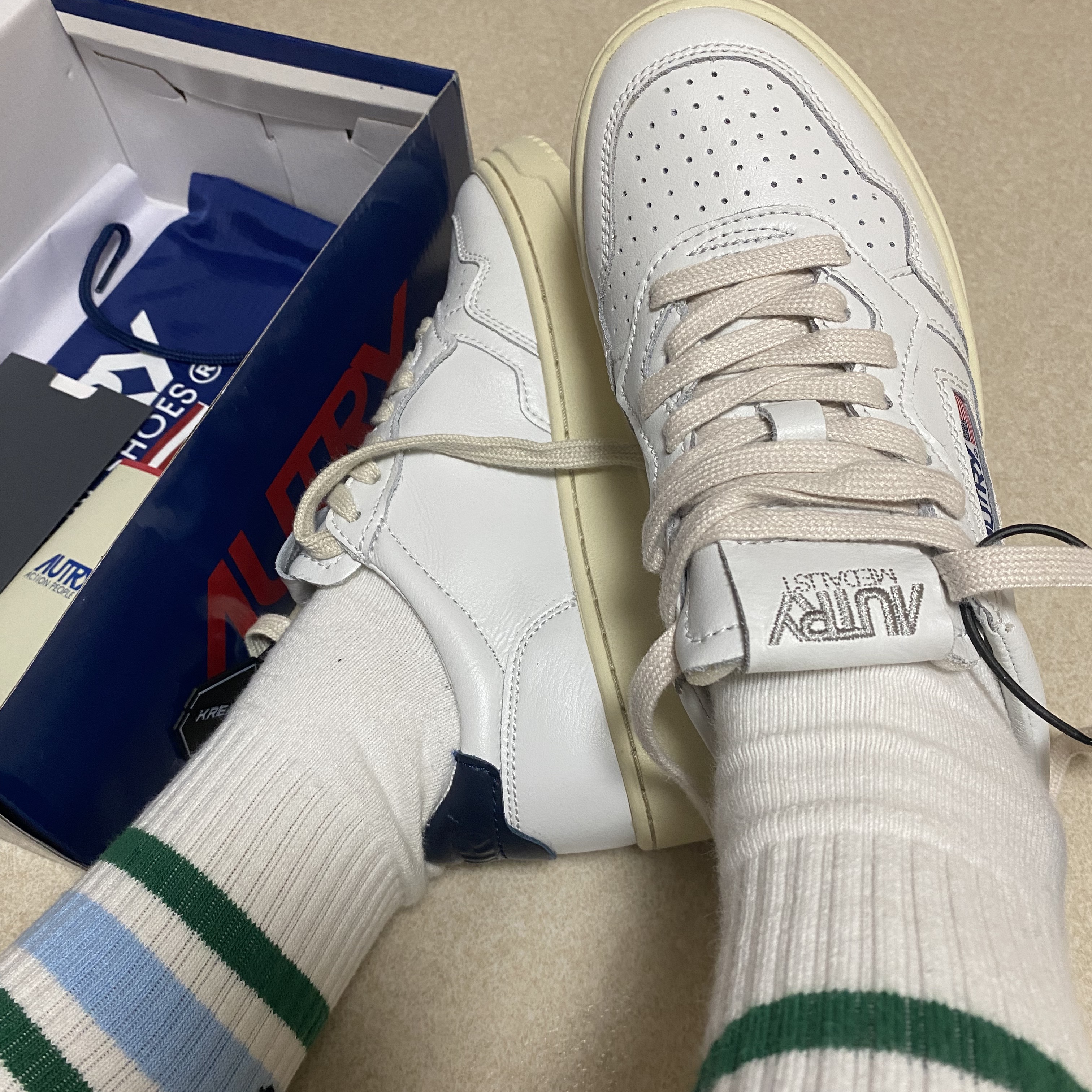 Autry Medalist Low Leather Sneakers White Black 착용 스타일 - 2