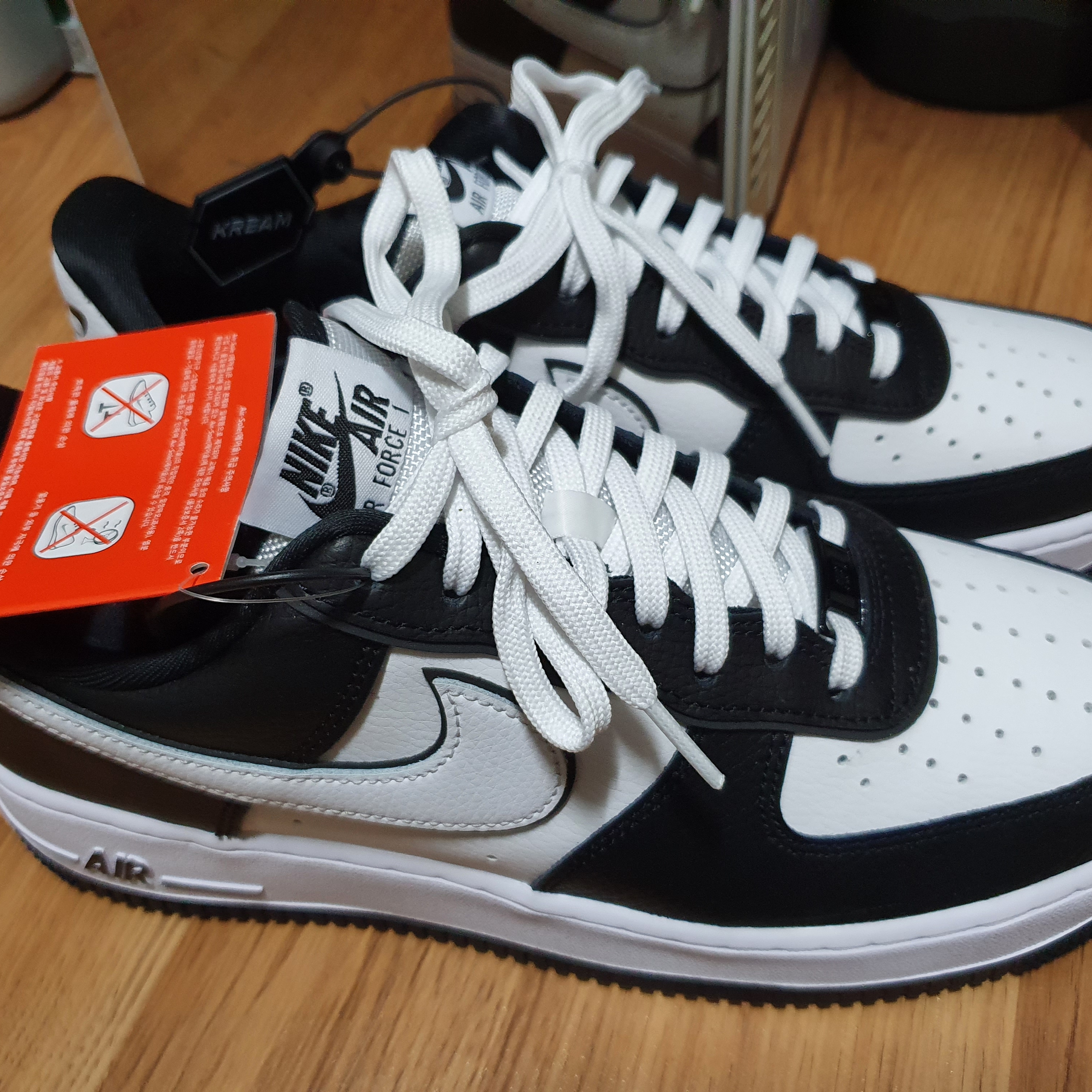 Nike Air Force 1 '07 LV8 White Black 착용 스타일 - 3