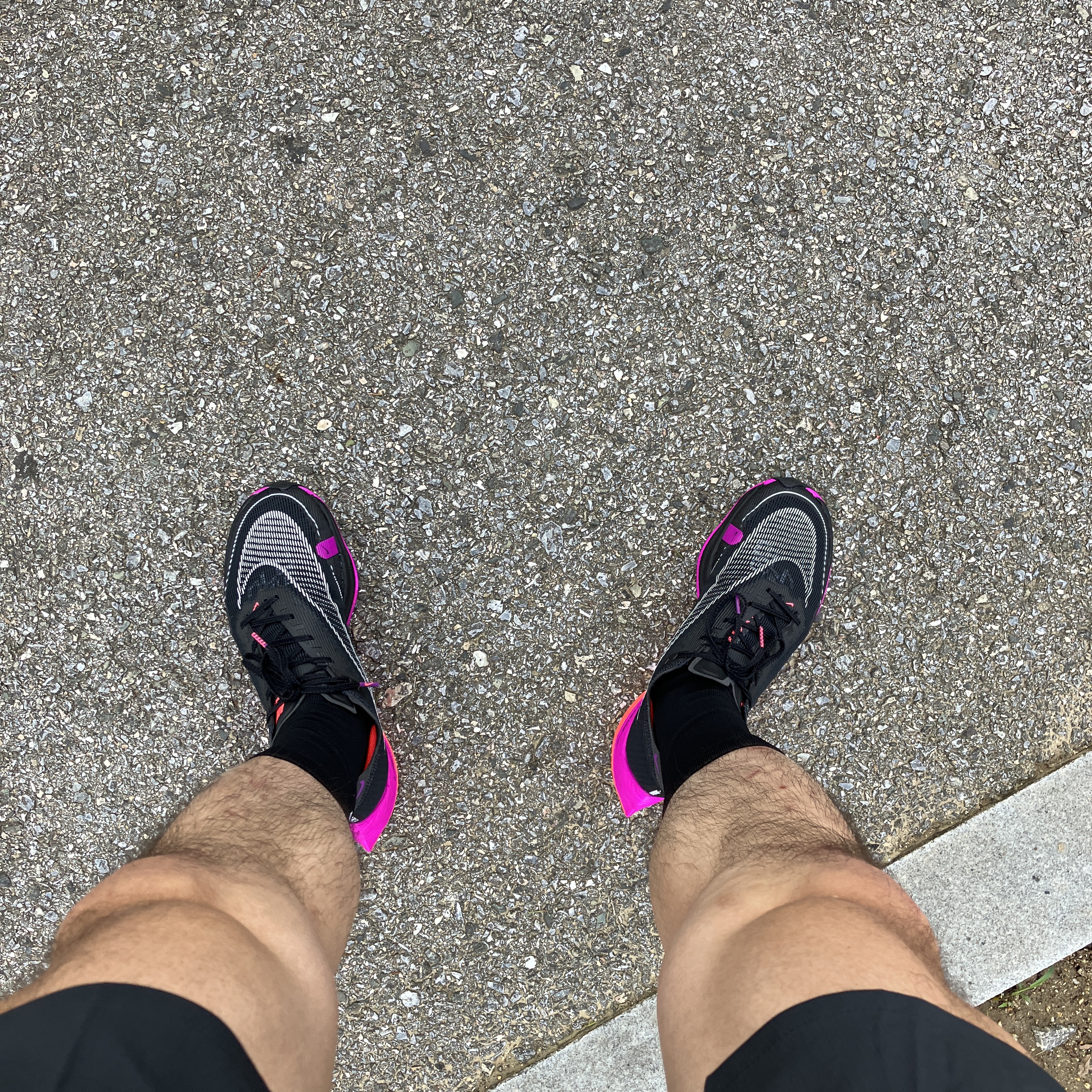 Nike ZoomX Vaporfly Next% 2 Black Flash Crimson 착용 스타일