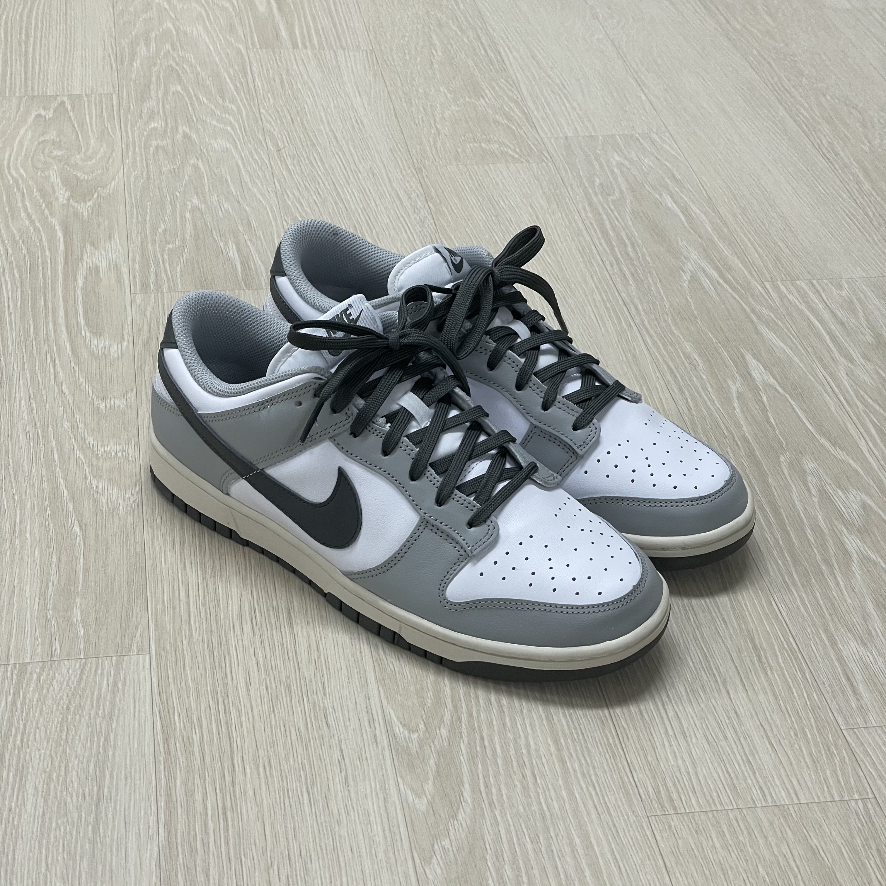 (W) Nike Dunk Low Light Smoke Grey 착용 스타일 - 3