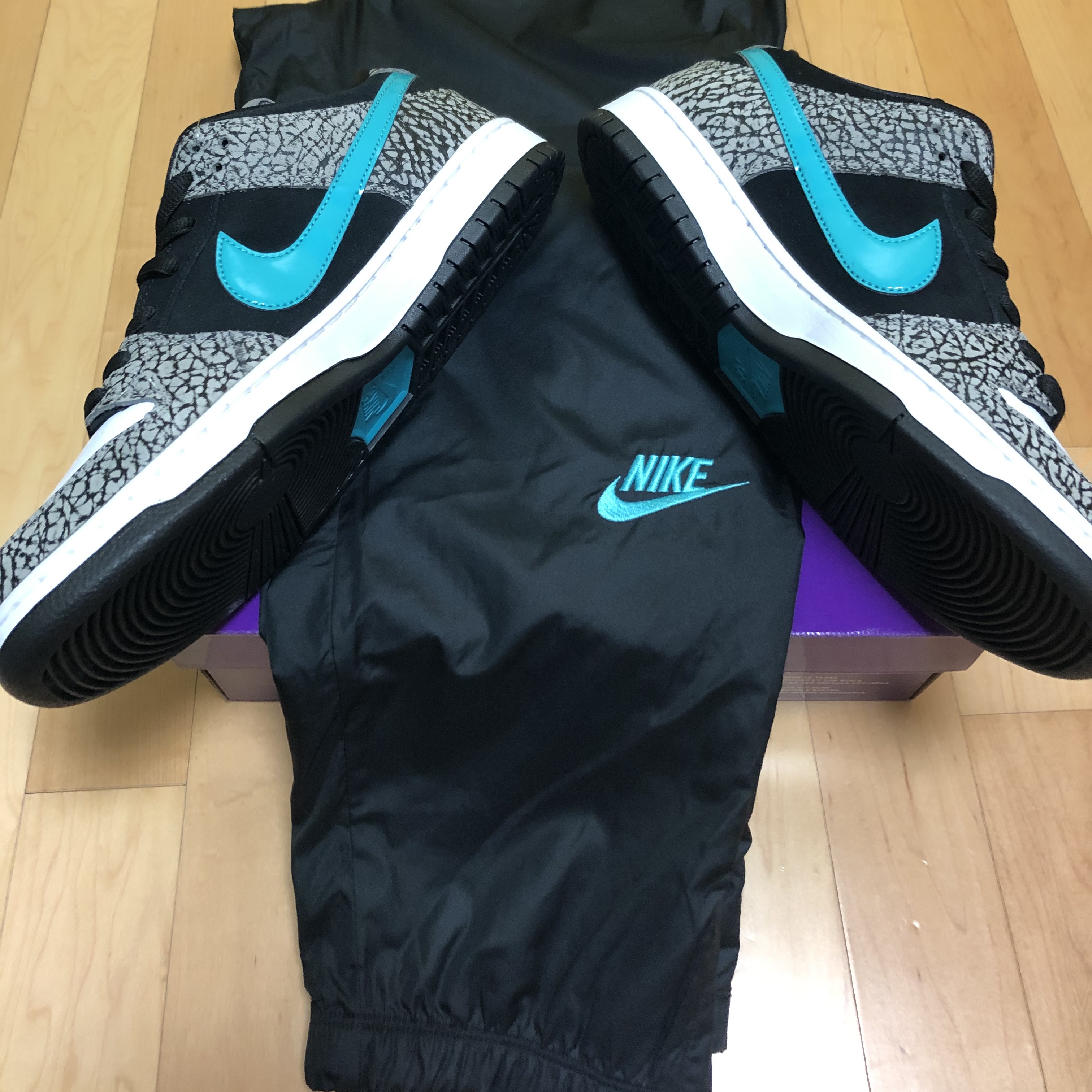 Nike SB Dunk Low Pro Clear Jade, Nike x Atmos NRG Vintage PTHWK Track Pants Black 착용 스타일