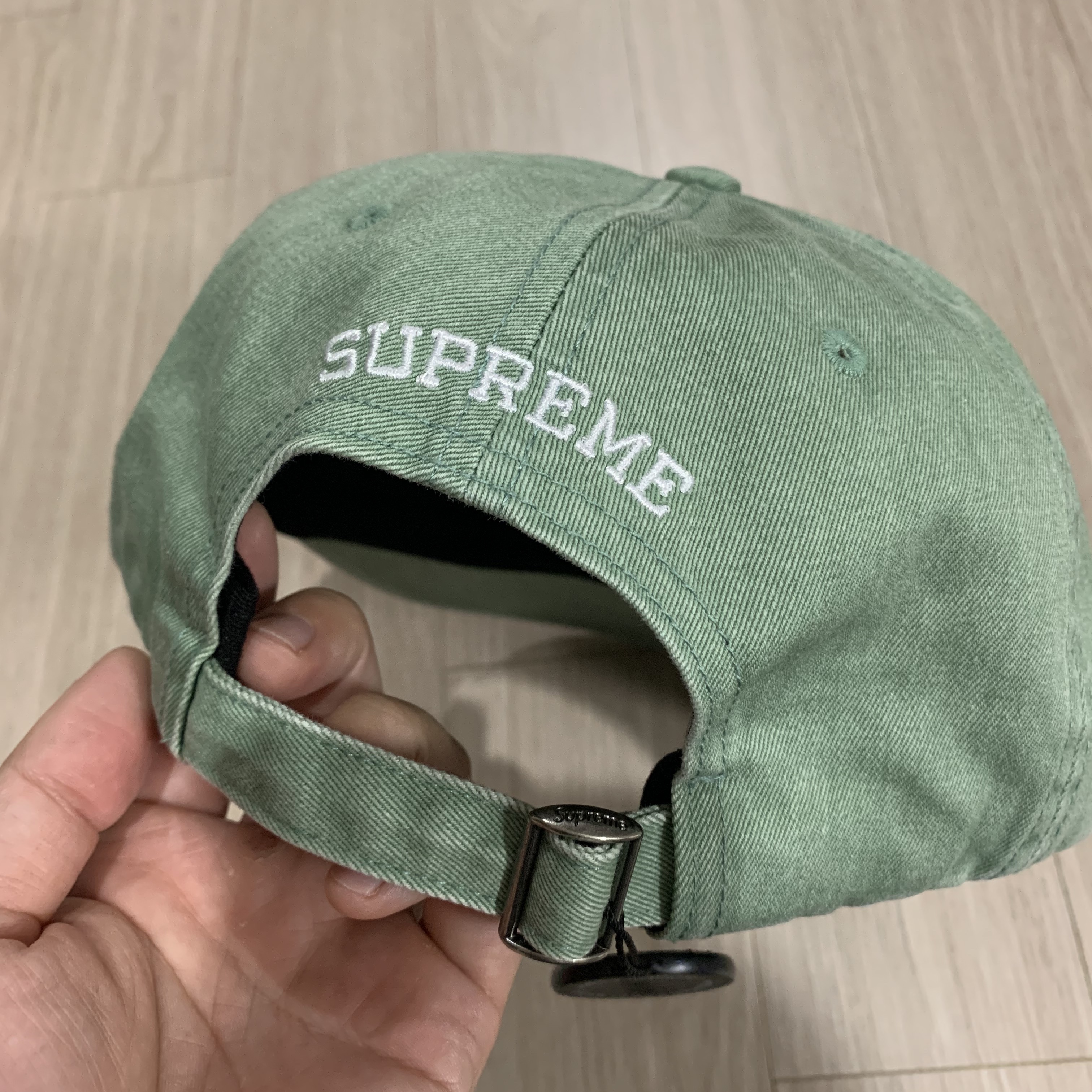 Supreme Pigment Print S Logo 6-Panel Light Sage - 22FW 착용 스타일 - 4