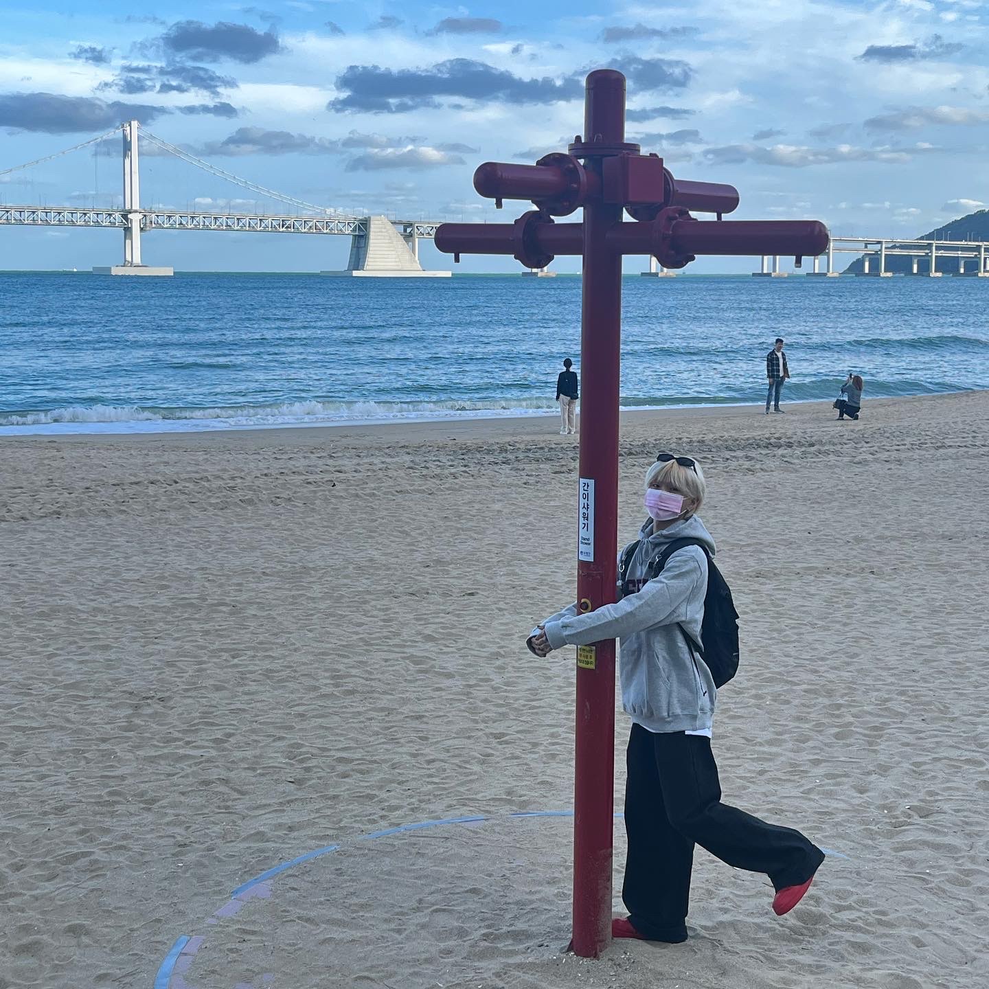 Nike Air Force 1 '07 LV8 Low 1 Triple Red 착용 스타일 - 1