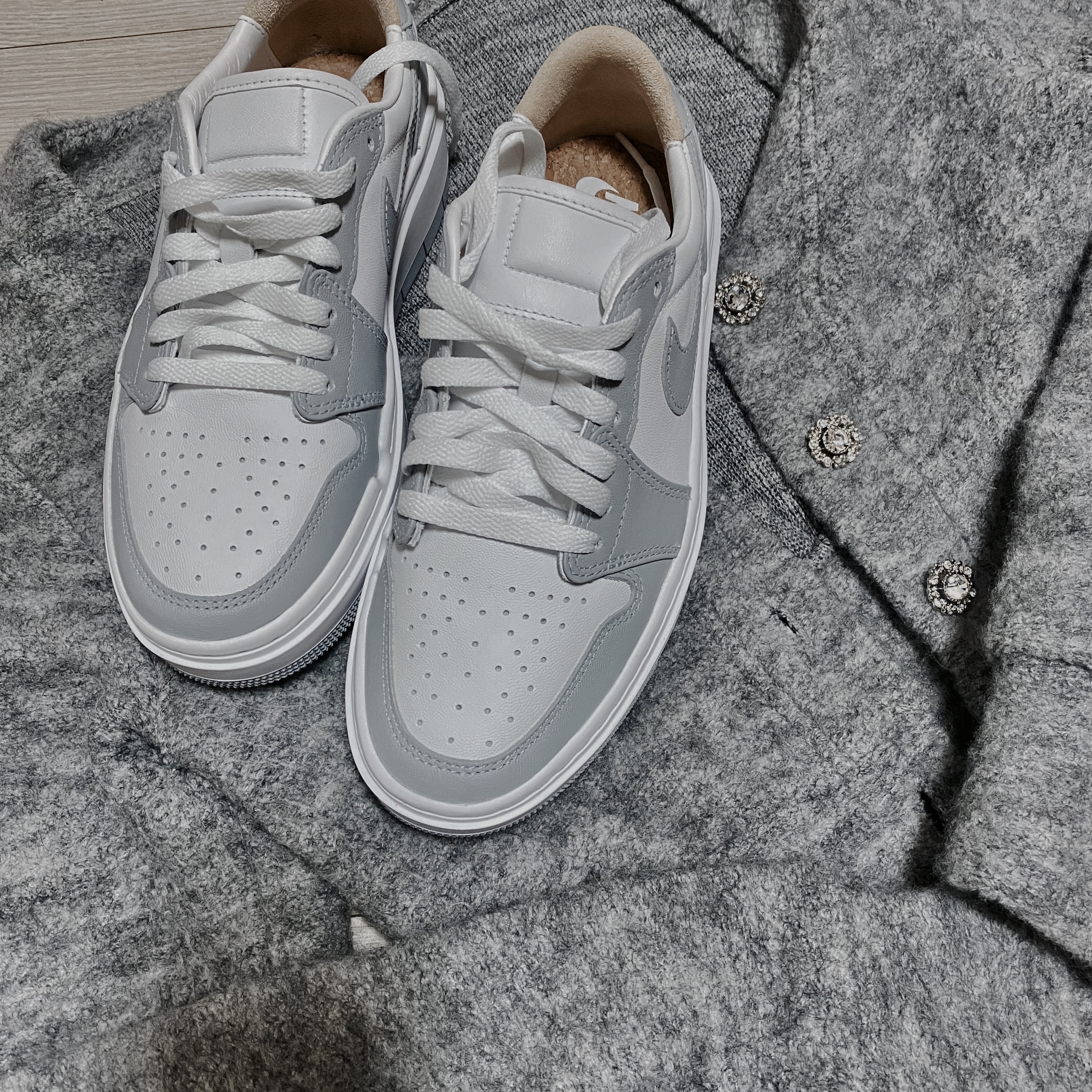 (W) Jordan 1 Elevate Low White and Wolf Grey 착용 스타일