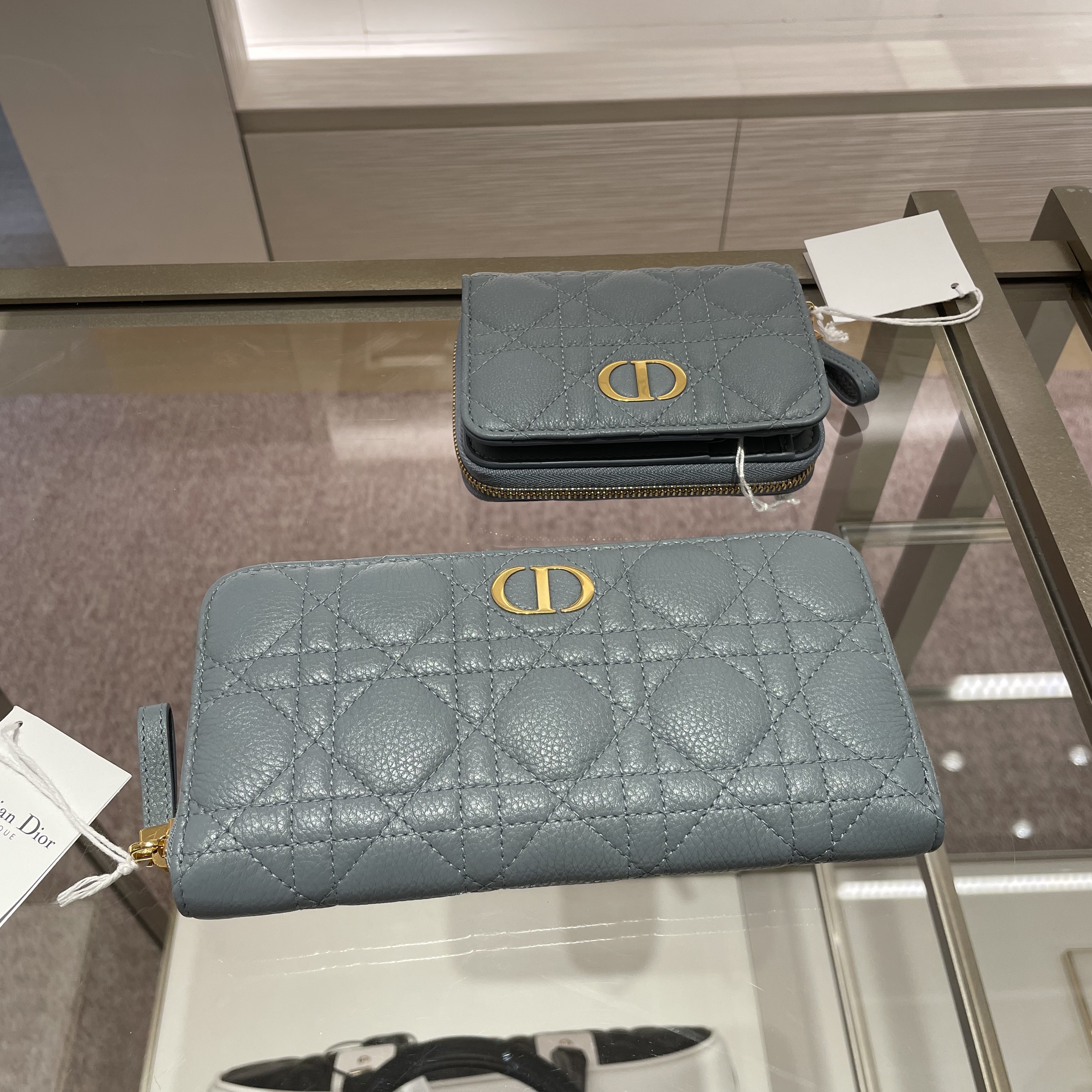 Dior Caro Voyageur Wallet Supple Cannage Calfskin Cloud Blue, Dior Caro Compact Zipped Wallet Supple Cannage Calfskin Blush 착용 스타일