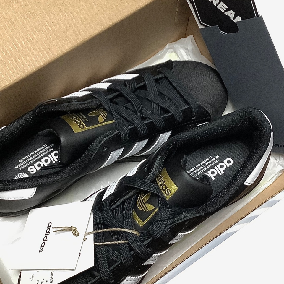 Adidas Superstar Core Black White 착용 스타일