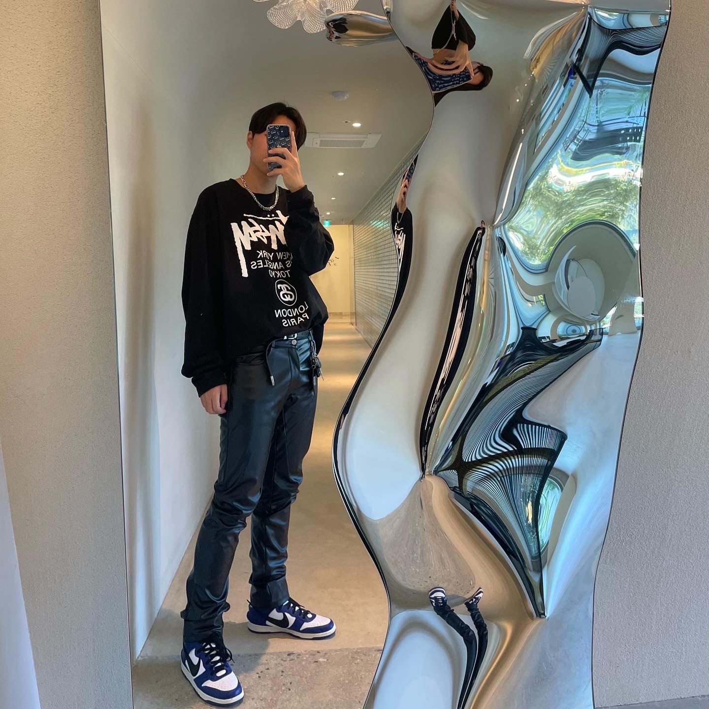 Stussy World Tour LS T-Shirt Black, Nike x Ambush Dunk High Deep Royal Blue 착용 스타일