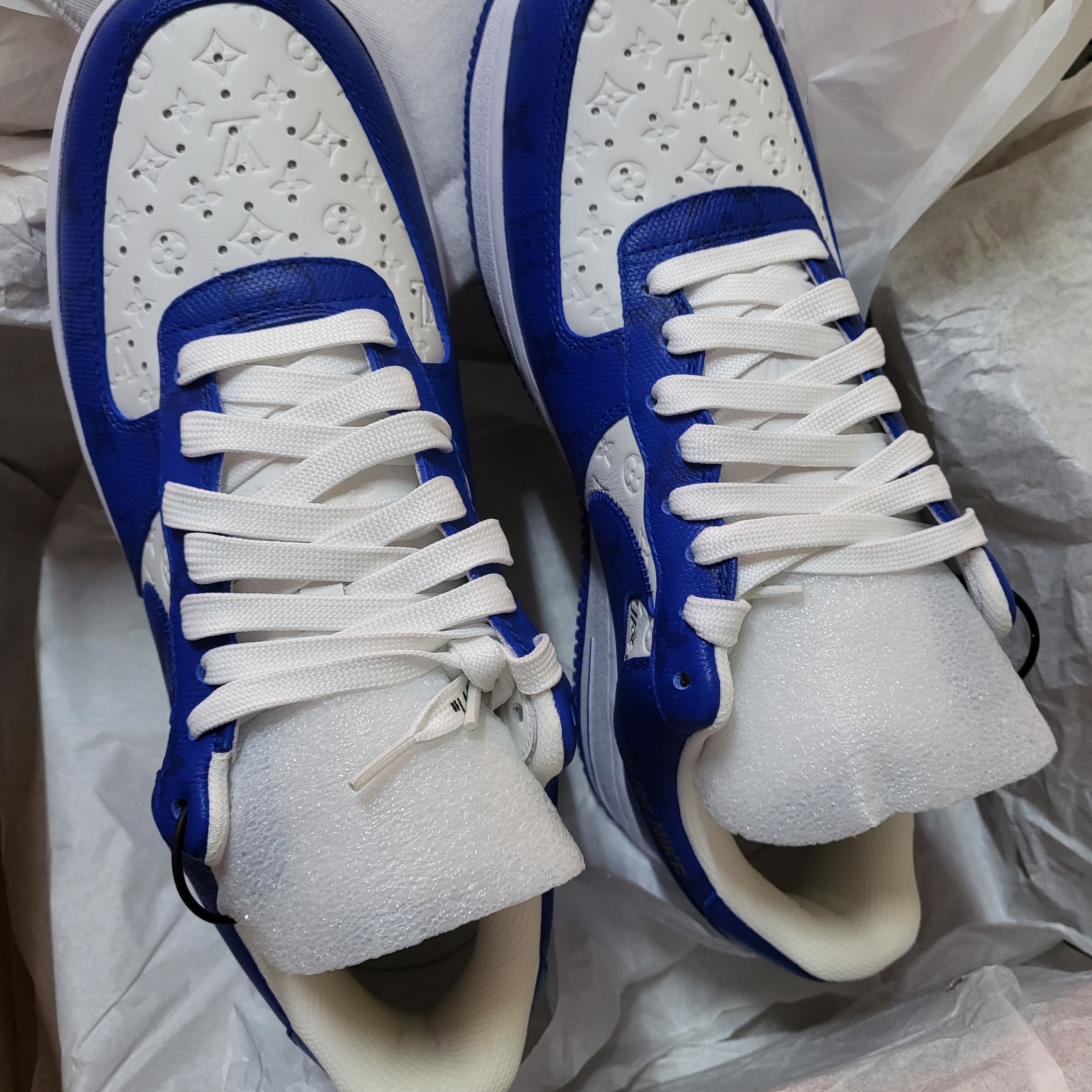 Louis Vuitton x Nike Air Force 1 Low by Virgil Abloh White Team Royal 착용 스타일 - 1