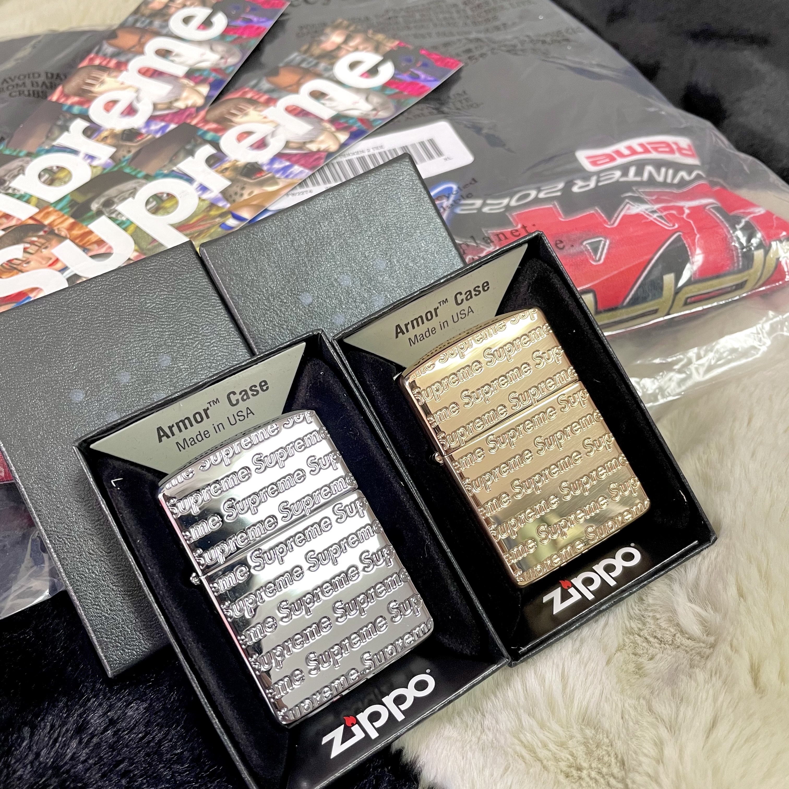 Supreme Repeat Engraved Zippo Gold - 22FW, Supreme Repeat Engraved Zippo Silver - 22FW 착용 스타일