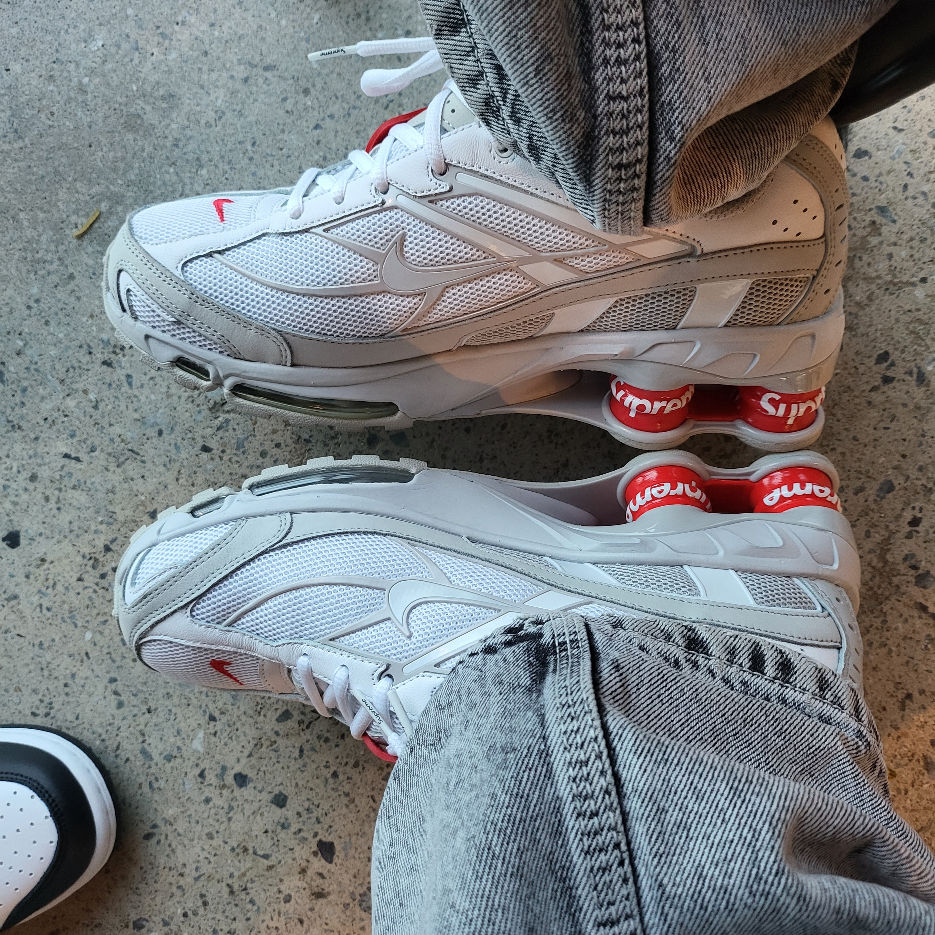 Nike x Supreme Shox Ride 2 SP White 착용 스타일 - 1