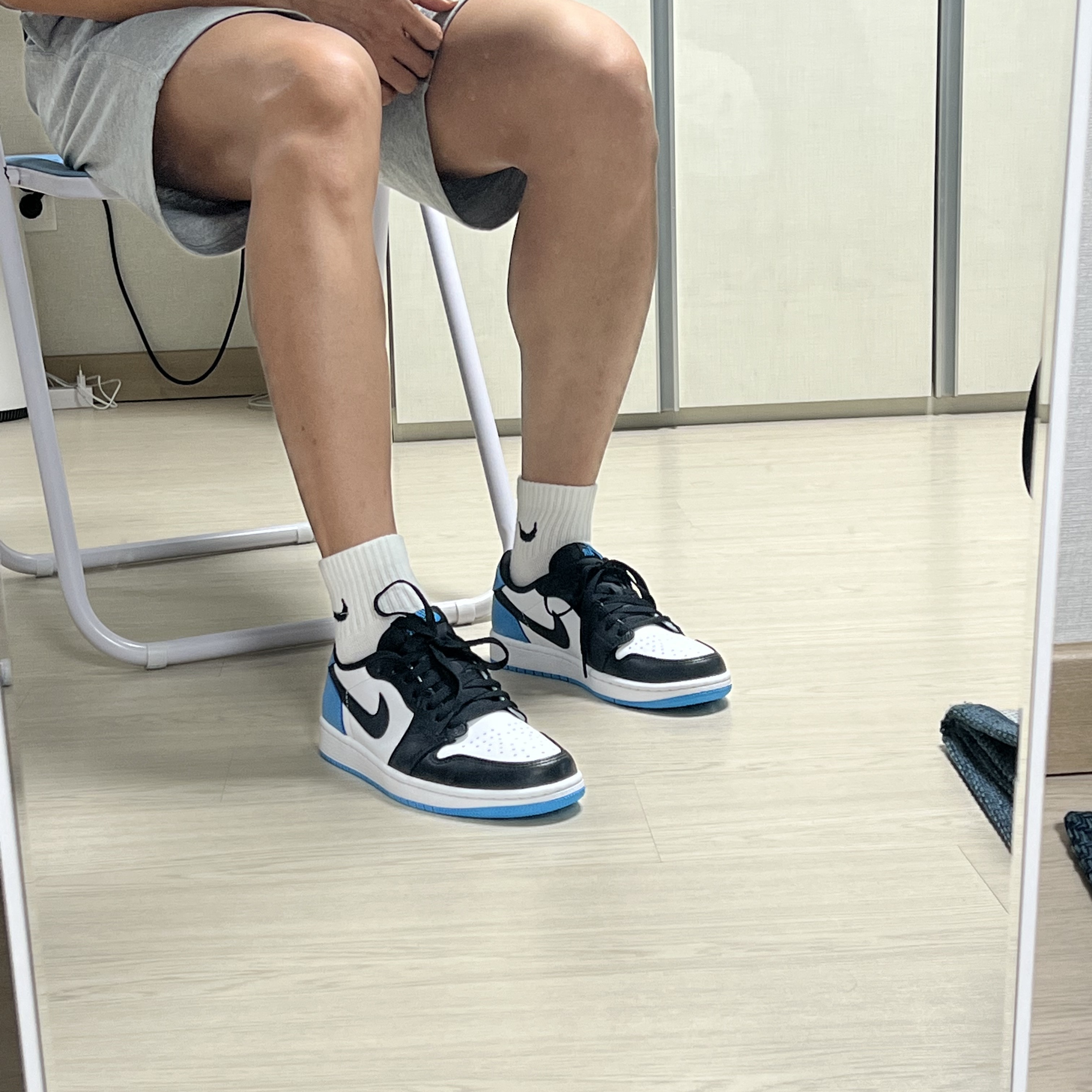 Jordan 1 Retro Low OG Black and Dark Powder Blue 착용 스타일 - 1