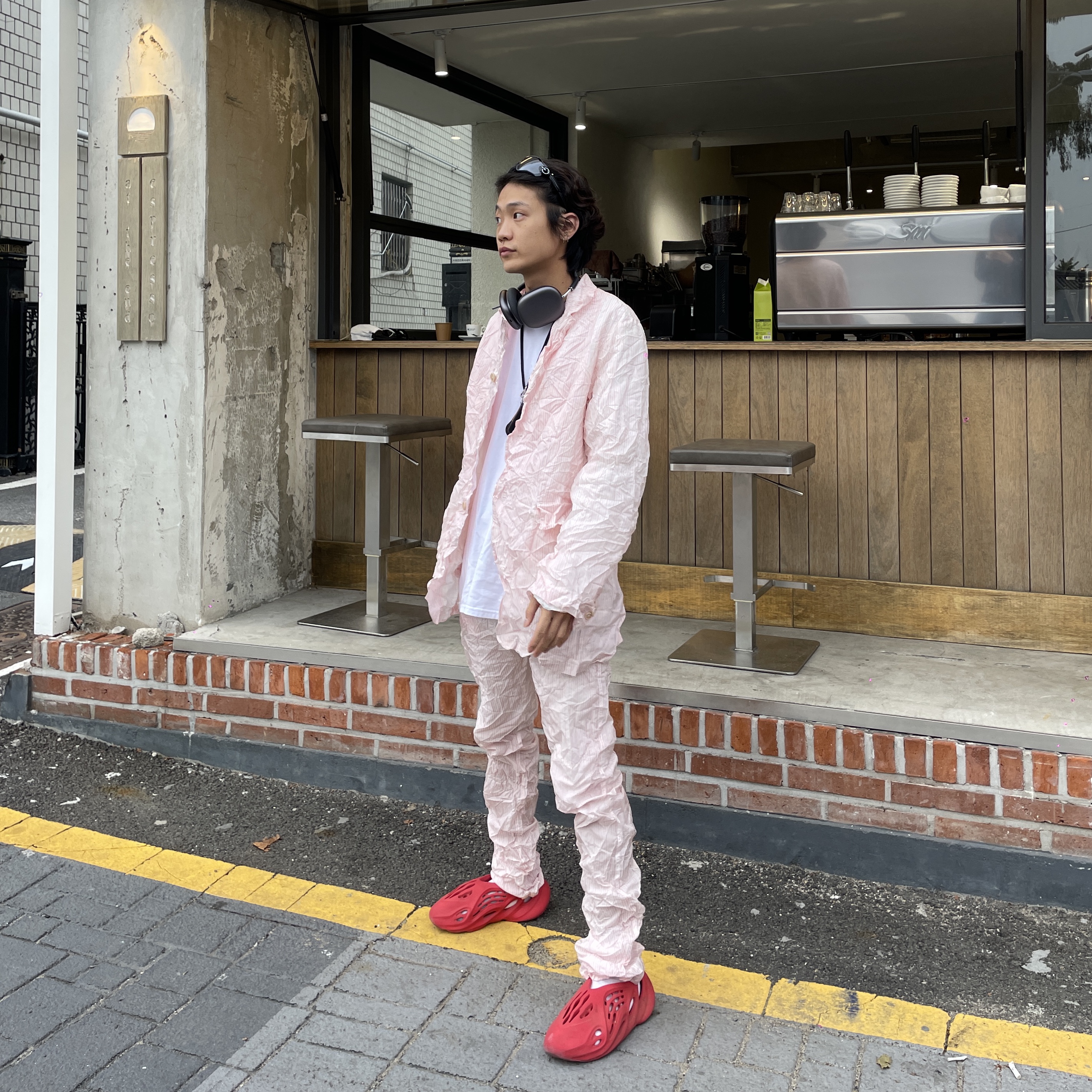 Apple AirPods Max Lightning Space Gray (Korean Ver.), Adidas Yeezy Foam RNNR Vermilion 착용 스타일 - 1