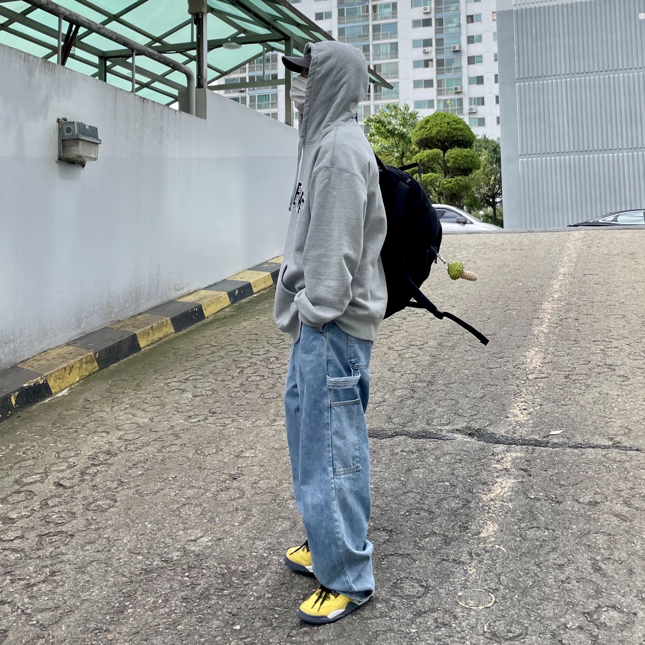 Stussy Mushroom Raffia Keychain, Supreme Pearl Logo Hooded Sweatshirt Heather Grey - 21FW 착용 스타일 - 2