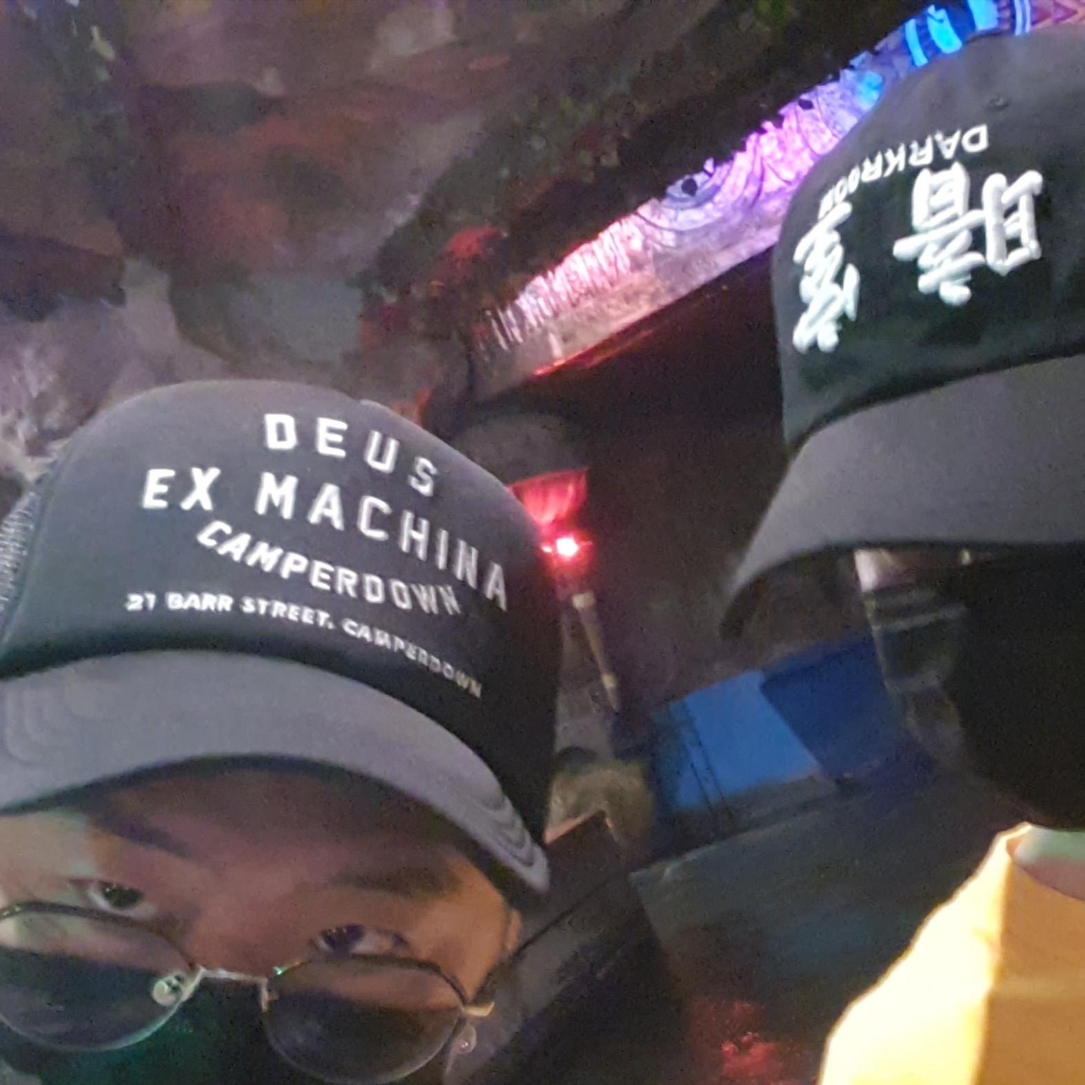 Darkr8m Studio Upside Down White Logo Cap, Helinox x Deus Ex Machina T-Shirt Black 착용 스타일 - 2