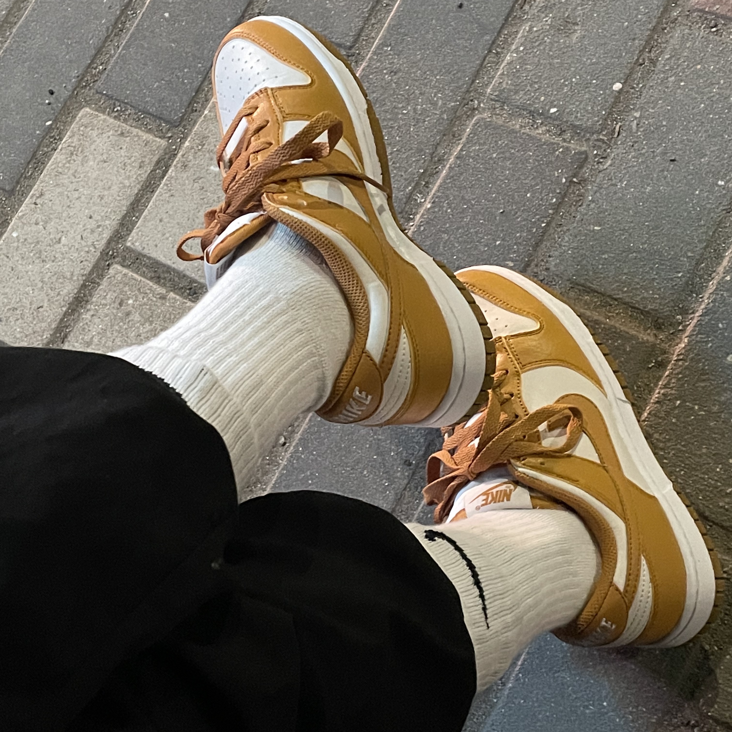 (W) Nike Dunk Low Next Nature Phantom, Nike x Drake Nocta Socks White (3 Pack) 착용 스타일
