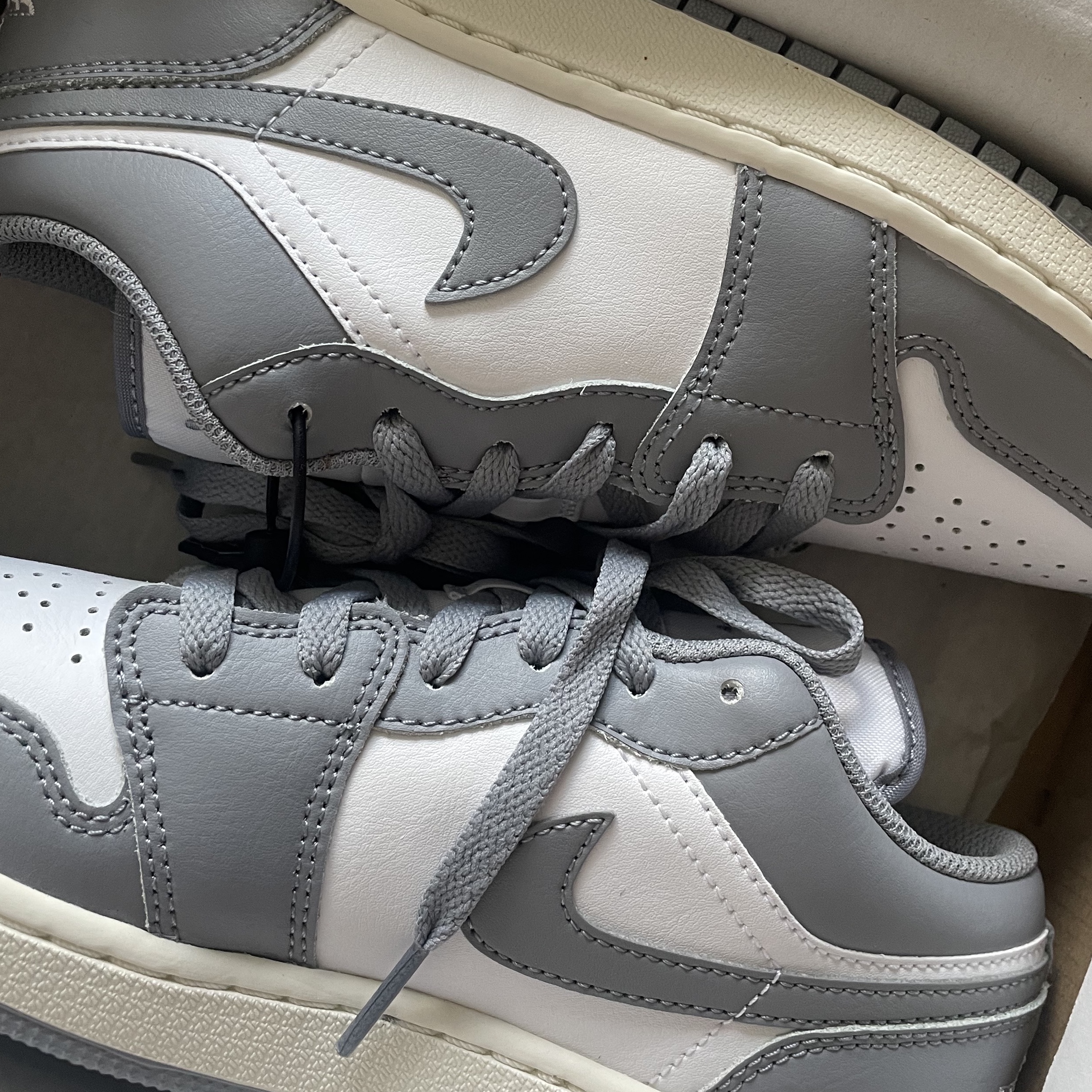 (GS) Jordan 1 Low Stealth and White 착용 스타일 - 2