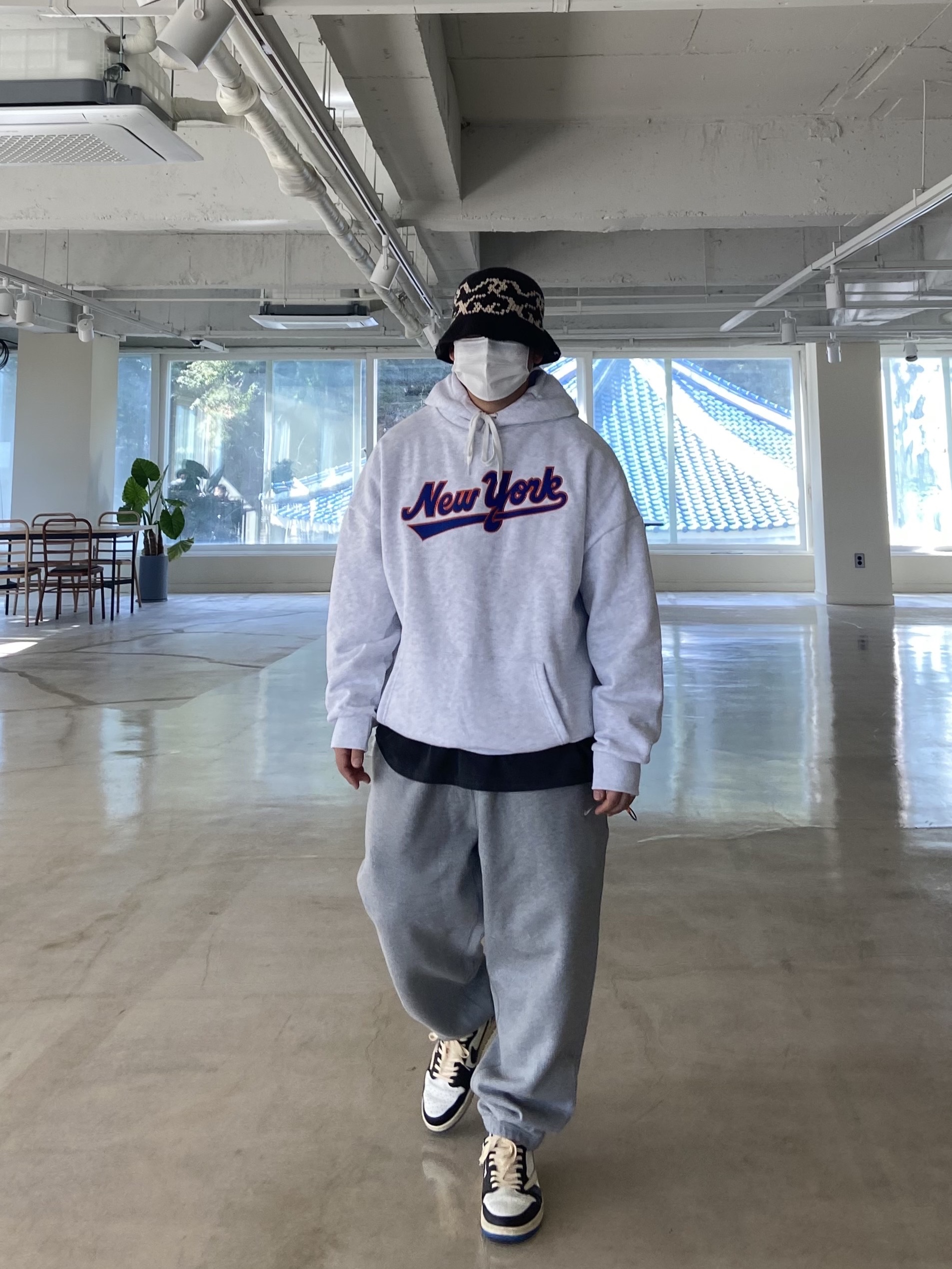 Stussy SS Knit Bucket Hat Black, Nike NRG Solo Swoosh Fleece Pants Dark Grey Heather - Asia 착용 스타일 - 3