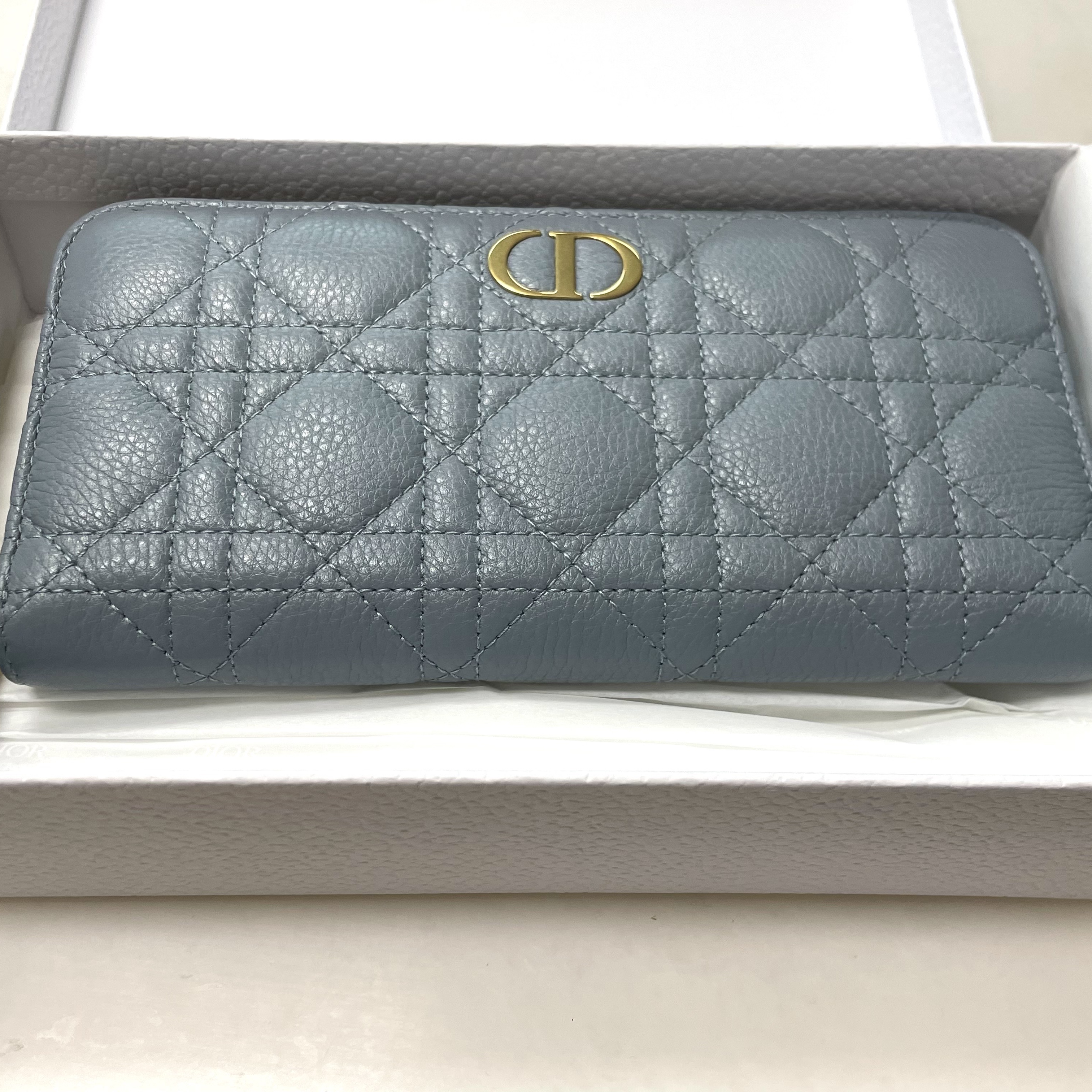 Dior Caro Voyageur Wallet Supple Cannage Calfskin Cloud Blue 착용 스타일