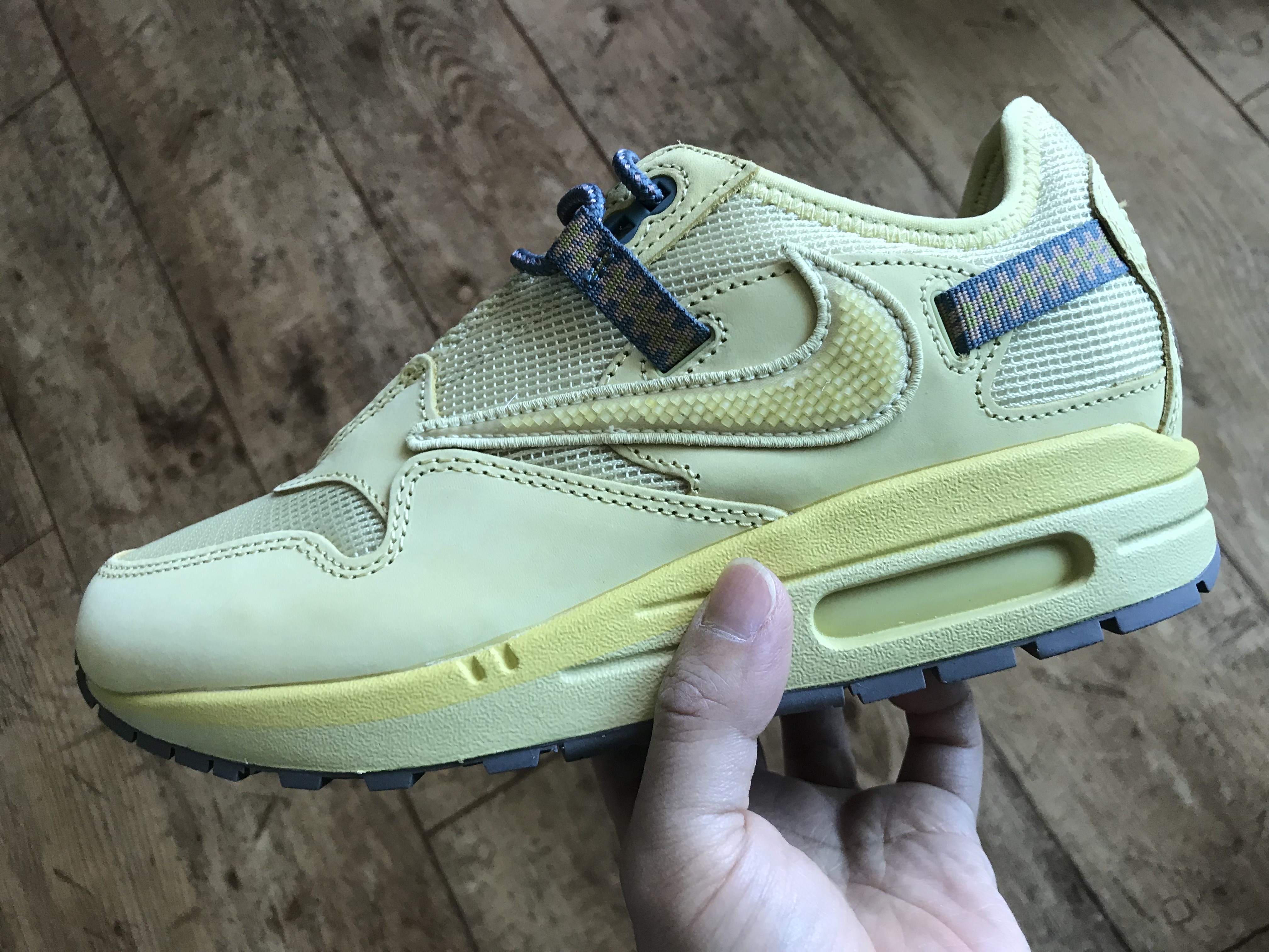Nike x Travis Scott Air Max 1 Cact.us Gold 착용 스타일 - 1